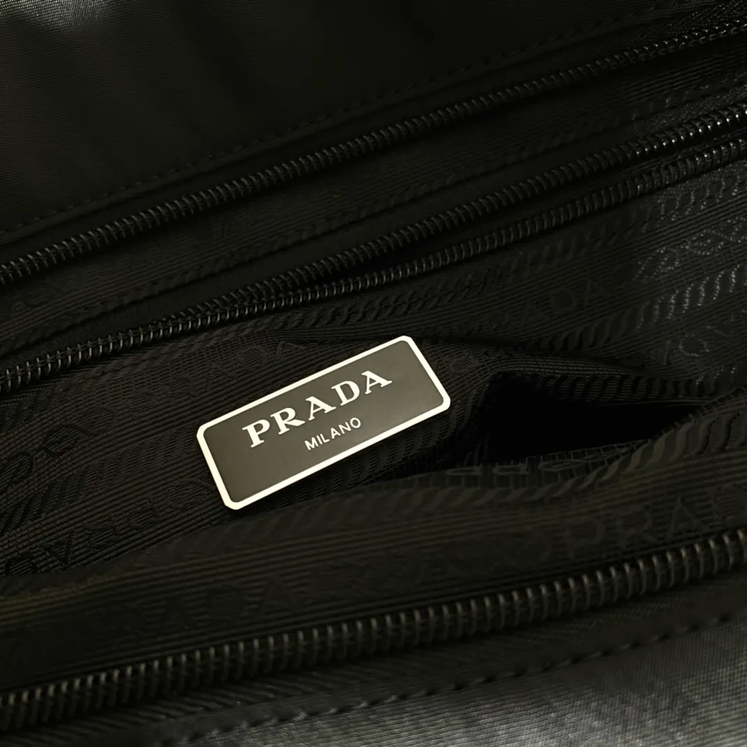 💰920, 🎉 Tote bag 🎉1BG052🎉🎉 This nylon tote bag combines fashion design and functionality. It is equipped with Saffiano leather long handles and is quite personalized. It has a two-way zipper closure at the top and an external pocket on the front. Two internal pockets, one of which is zippered, is lightweight and practical. 🎉🎉Another popular style that will never go out of style🎉🎉 Length 35x Height 29x Bottom 15.5cm👏👏
