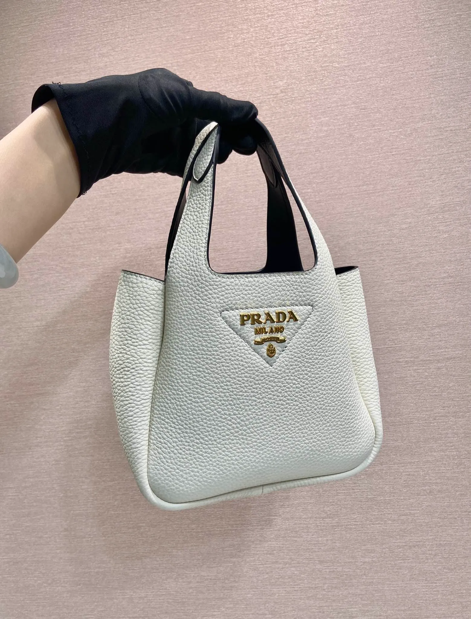 💰1560🎉mini vegetable basket🎉1BA349🎉🎉gold hardware😘😘 This mini vegetable basket is made of imported deerskin pattern, with imported lambskin inside. It has many grids and feels very soft/lightweight. The classic mini is good-looking and easy to use👏👏. The upper body effect is cute and cute. It’s so beautiful. Limited edition/popular model at the counter. Get it now🎉🎉 Length 18x Height 16x Bottom 10cm🎉🎉🎉👏👏👏