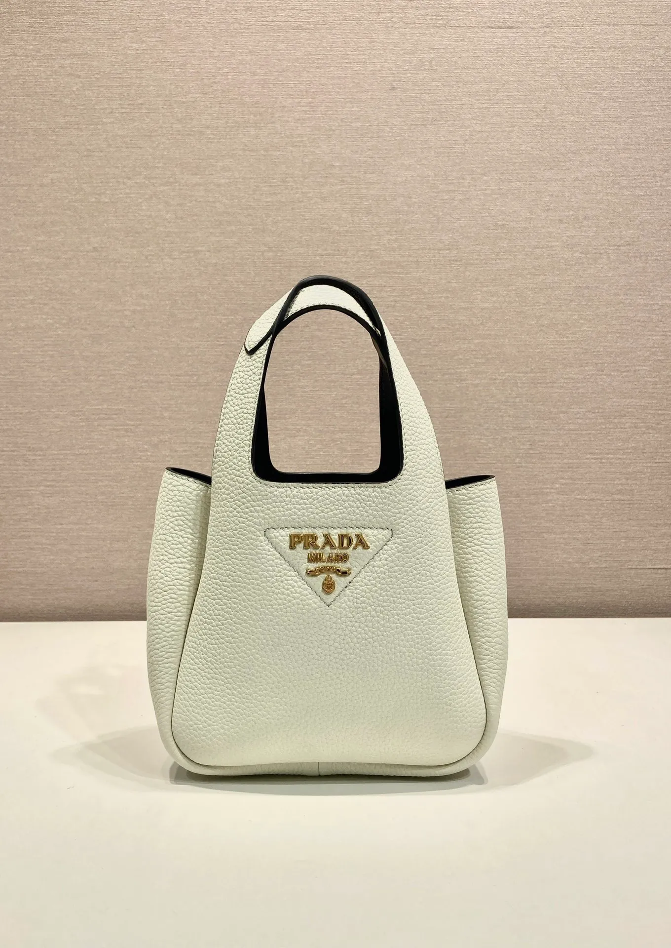 💰1560🎉mini vegetable basket🎉1BA349🎉🎉gold hardware😘😘 This mini vegetable basket is made of imported deerskin pattern, with imported lambskin inside. It has many grids and feels very soft/lightweight. The classic mini is good-looking and easy to use👏👏. The upper body effect is cute and cute. It’s so beautiful. Limited edition/popular model at the counter. Get it now🎉🎉 Length 18x Height 16x Bottom 10cm🎉🎉🎉👏👏👏