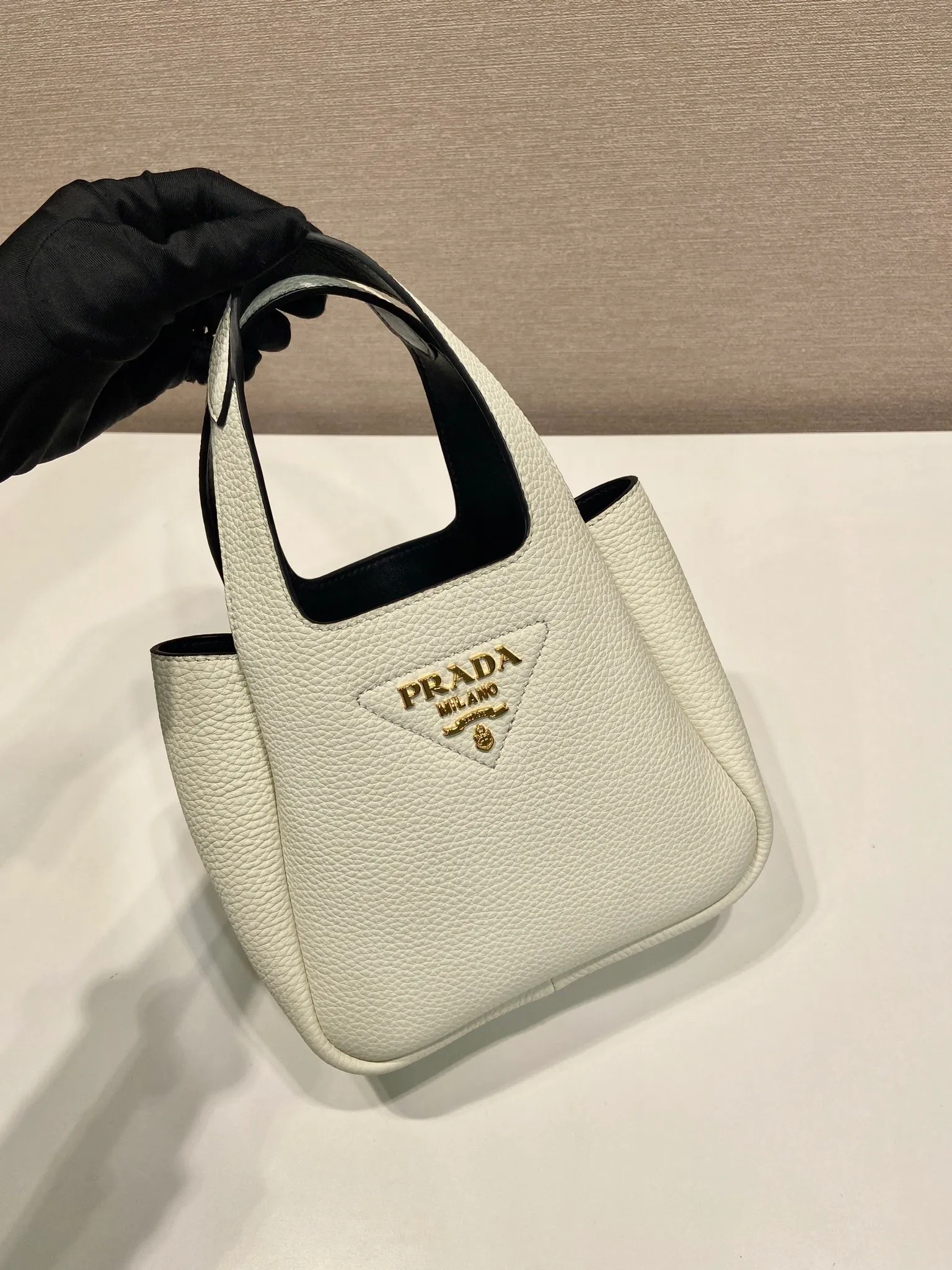 💰1560🎉mini vegetable basket🎉1BA349🎉🎉gold hardware😘😘 This mini vegetable basket is made of imported deerskin pattern, with imported lambskin inside. It has many grids and feels very soft/lightweight. The classic mini is good-looking and easy to use👏👏. The upper body effect is cute and cute. It’s so beautiful. Limited edition/popular model at the counter. Get it now🎉🎉 Length 18x Height 16x Bottom 10cm🎉🎉🎉👏👏👏