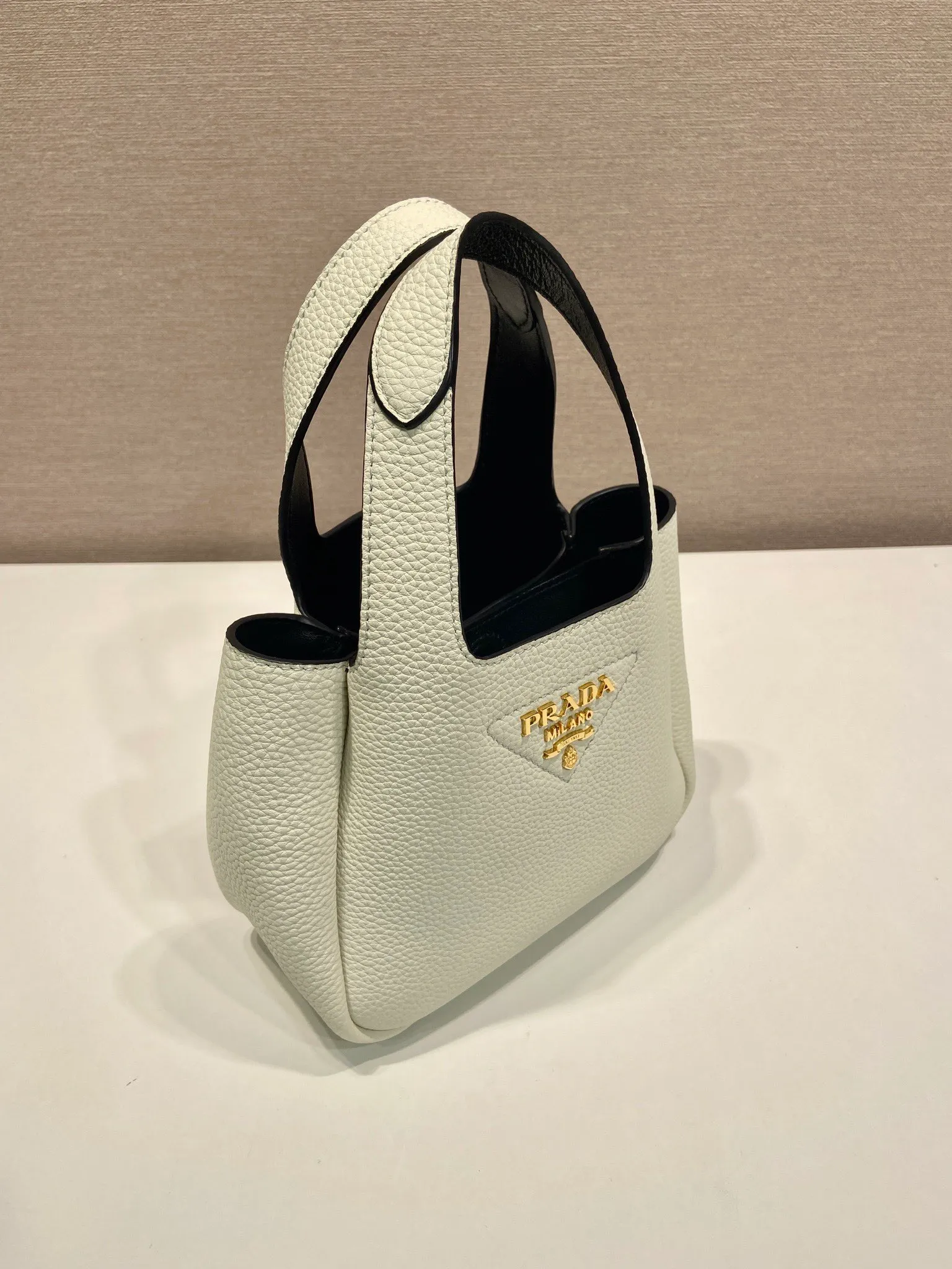 💰1560🎉mini vegetable basket🎉1BA349🎉🎉gold hardware😘😘 This mini vegetable basket is made of imported deerskin pattern, with imported lambskin inside. It has many grids and feels very soft/lightweight. The classic mini is good-looking and easy to use👏👏. The upper body effect is cute and cute. It’s so beautiful. Limited edition/popular model at the counter. Get it now🎉🎉 Length 18x Height 16x Bottom 10cm🎉🎉🎉👏👏👏