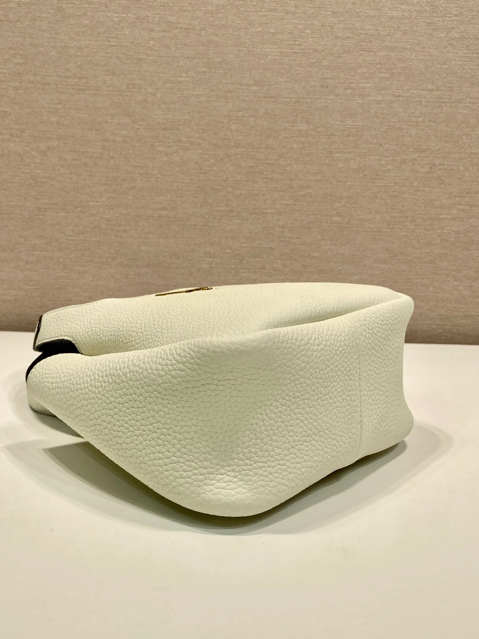 💰1560🎉mini vegetable basket🎉1BA349🎉🎉gold hardware😘😘 This mini vegetable basket is made of imported deerskin pattern, with imported lambskin inside. It has many grids and feels very soft/lightweight. The classic mini is good-looking and easy to use👏👏. The upper body effect is cute and cute. It’s so beautiful. Limited edition/popular model at the counter. Get it now🎉🎉 Length 18x Height 16x Bottom 10cm🎉🎉🎉👏👏👏