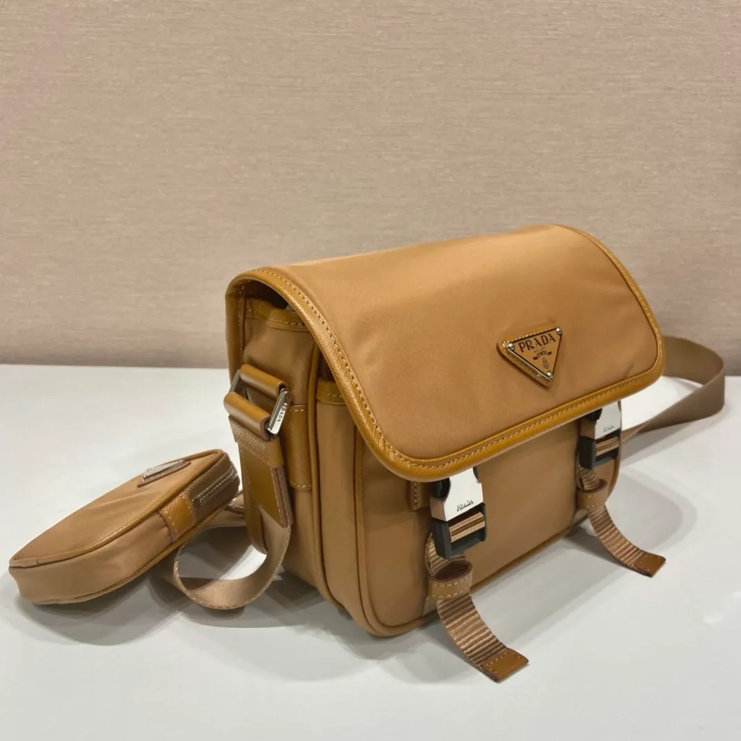💰1120🎉New messenger bag🎉Arrived🙊New color🙊 New three-in-one combination messenger bag🎉Model number: 2VD034😘 The most representative nylon triangle logo element Simple latest triangle logo decoration without compressing space Super versatile😘At the same time, there is also a small charm bag hanging on the shoulder strap, which can also be hung on the trousers as an accessory👍👍The overall low-key luxury and versatile, the commuter bag can be casual or cool😎It is practical and fashionable to carry, super tasteful😘Unisex model👫👫👫 If you like it, hurry up and get it, it is a messenger bag that will never go out of style👏👏 Length 22x height 16x base 8.5cm👏👏👏💰💰💰