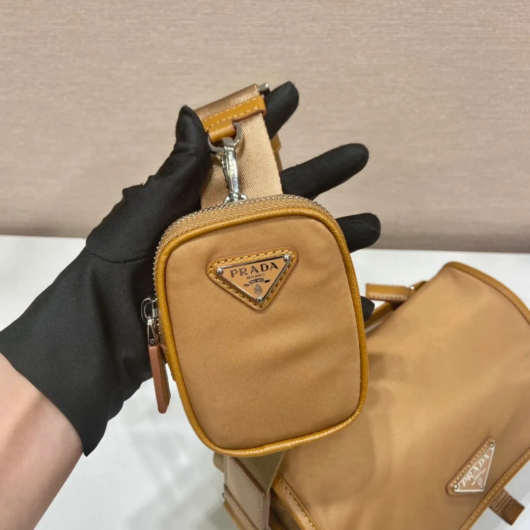 💰1120🎉New messenger bag🎉Arrived🙊New color🙊 New three-in-one combination messenger bag🎉Model number: 2VD034😘 The most representative nylon triangle logo element Simple latest triangle logo decoration without compressing space Super versatile😘At the same time, there is also a small charm bag hanging on the shoulder strap, which can also be hung on the trousers as an accessory👍👍The overall low-key luxury and versatile, the commuter bag can be casual or cool😎It is practical and fashionable to carry, super tasteful😘Unisex model👫👫👫 If you like it, hurry up and get it, it is a messenger bag that will never go out of style👏👏 Length 22x height 16x base 8.5cm👏👏👏💰💰💰
