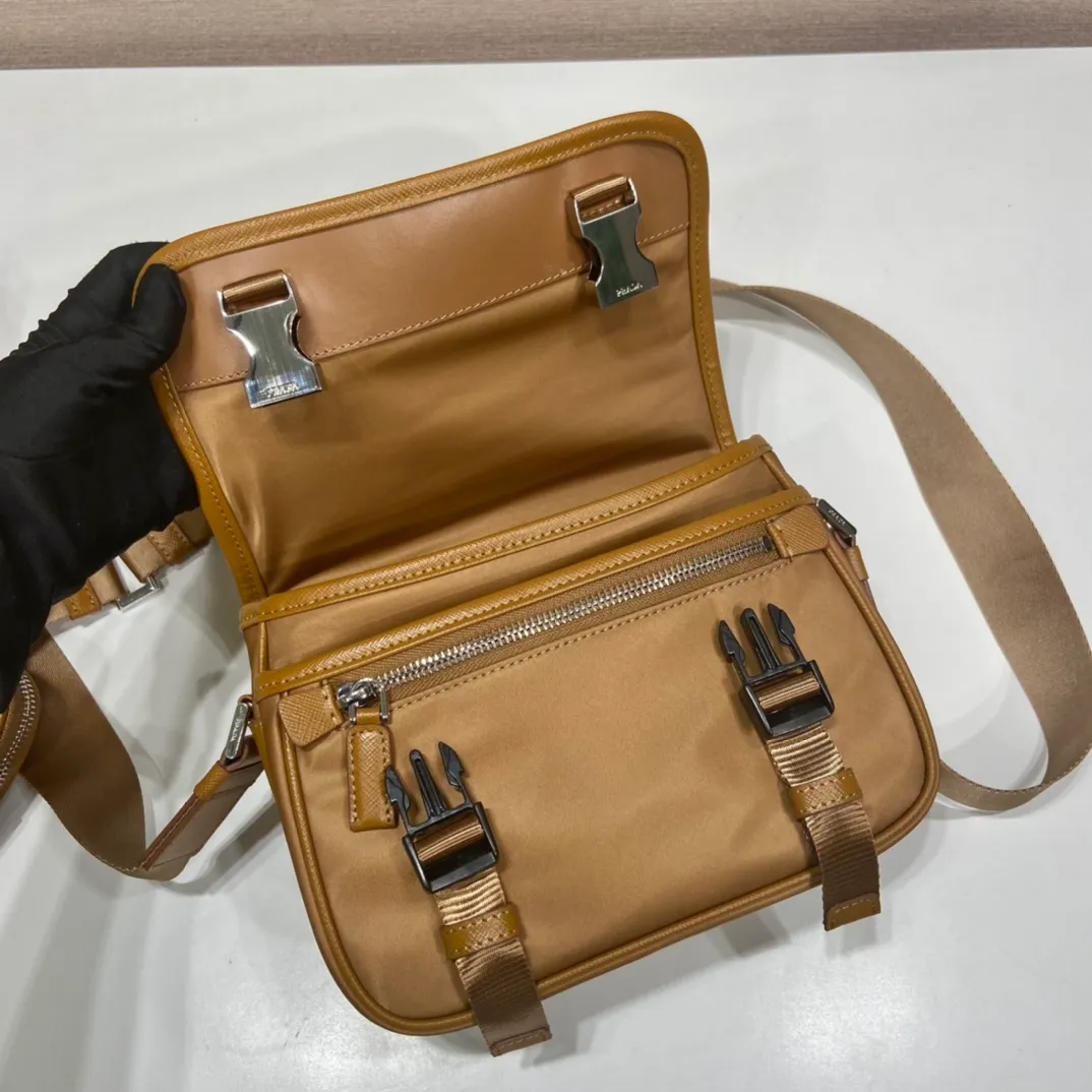 💰1120🎉New messenger bag🎉Arrived🙊New color🙊 New three-in-one combination messenger bag🎉Model number: 2VD034😘 The most representative nylon triangle logo element Simple latest triangle logo decoration without compressing space Super versatile😘At the same time, there is also a small charm bag hanging on the shoulder strap, which can also be hung on the trousers as an accessory👍👍The overall low-key luxury and versatile, the commuter bag can be casual or cool😎It is practical and fashionable to carry, super tasteful😘Unisex model👫👫👫 If you like it, hurry up and get it, it is a messenger bag that will never go out of style👏👏 Length 22x height 16x base 8.5cm👏👏👏💰💰💰