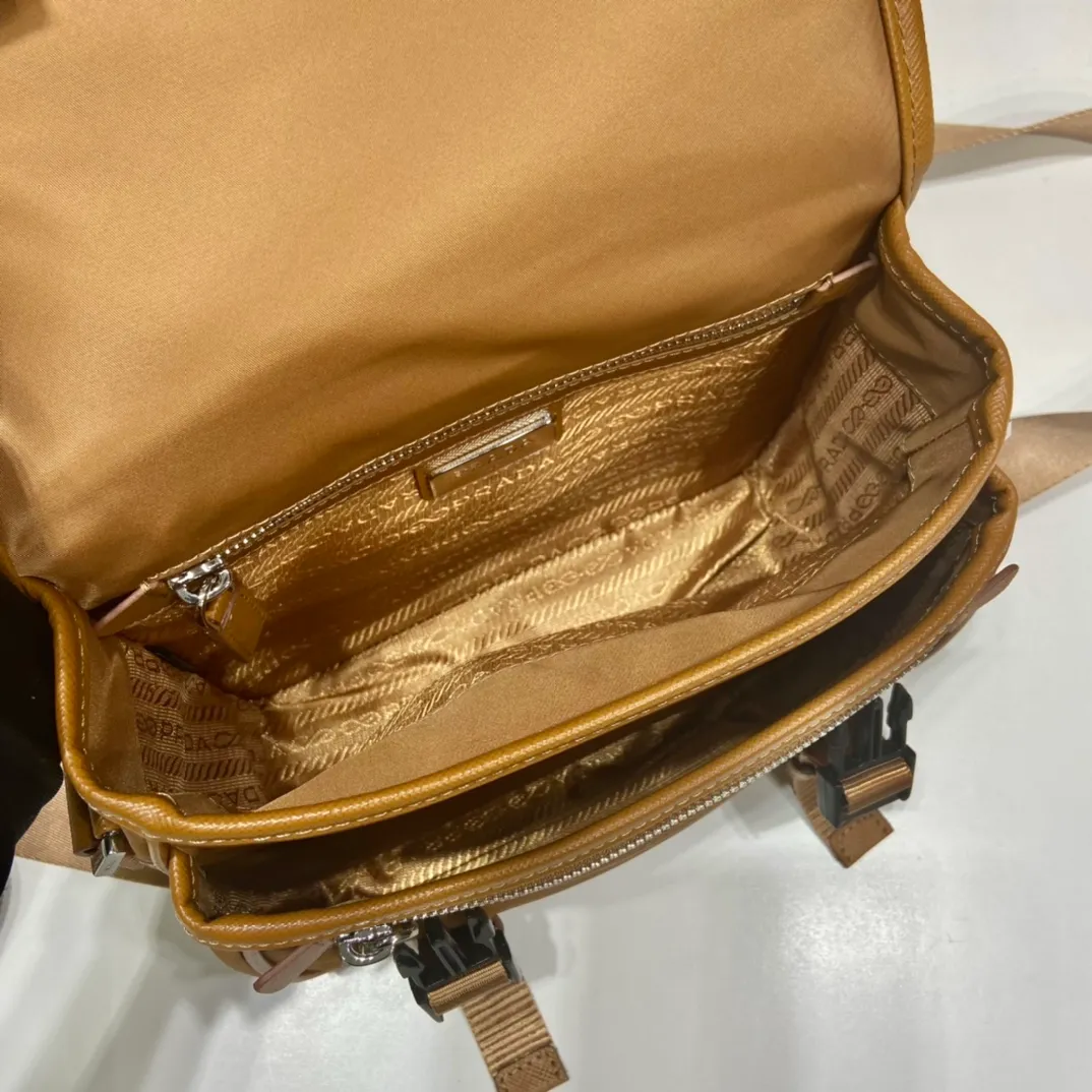 💰1120🎉New messenger bag🎉Arrived🙊New color🙊 New three-in-one combination messenger bag🎉Model number: 2VD034😘 The most representative nylon triangle logo element Simple latest triangle logo decoration without compressing space Super versatile😘At the same time, there is also a small charm bag hanging on the shoulder strap, which can also be hung on the trousers as an accessory👍👍The overall low-key luxury and versatile, the commuter bag can be casual or cool😎It is practical and fashionable to carry, super tasteful😘Unisex model👫👫👫 If you like it, hurry up and get it, it is a messenger bag that will never go out of style👏👏 Length 22x height 16x base 8.5cm👏👏👏💰💰💰