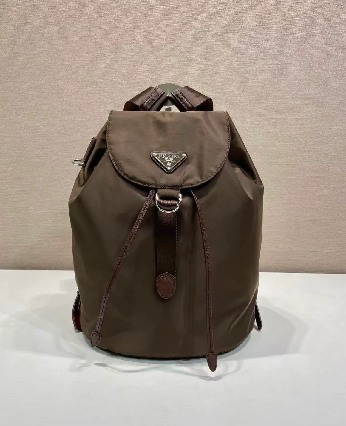 💰1120🎉New product🎉1BZ0197 backpack🎉🎉 This backpack is made of imported nylon fabric and cross-grain cowhide. The only backpack does not have a portable design. It is very unique and has a casual flavor. It has a large capacity and space. The upper body effect is light, fashionable and practical. It is also a popular style that will never go out of style🎉🎉Babies, hurry up and get it🎉🎉 Length 25x Height 35x Bottom 15cm🎉🎉🎉💰💰💰