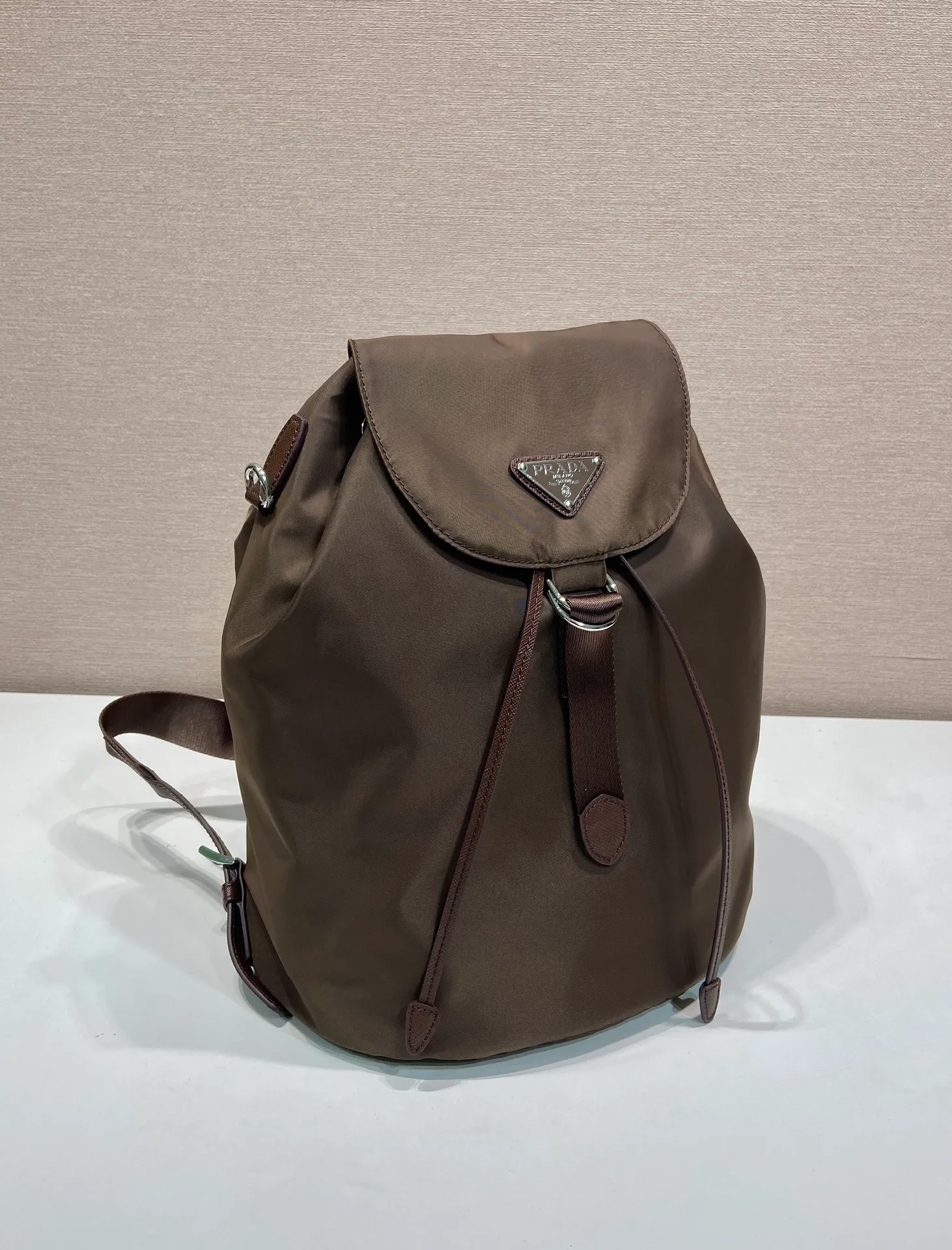 💰1120🎉New product🎉1BZ0197 backpack🎉🎉 This backpack is made of imported nylon fabric and cross-grain cowhide. The only backpack does not have a portable design. It is very unique and has a casual flavor. It has a large capacity and space. The upper body effect is light, fashionable and practical. It is also a popular style that will never go out of style🎉🎉Babies, hurry up and get it🎉🎉 Length 25x Height 35x Bottom 15cm🎉🎉🎉💰💰💰