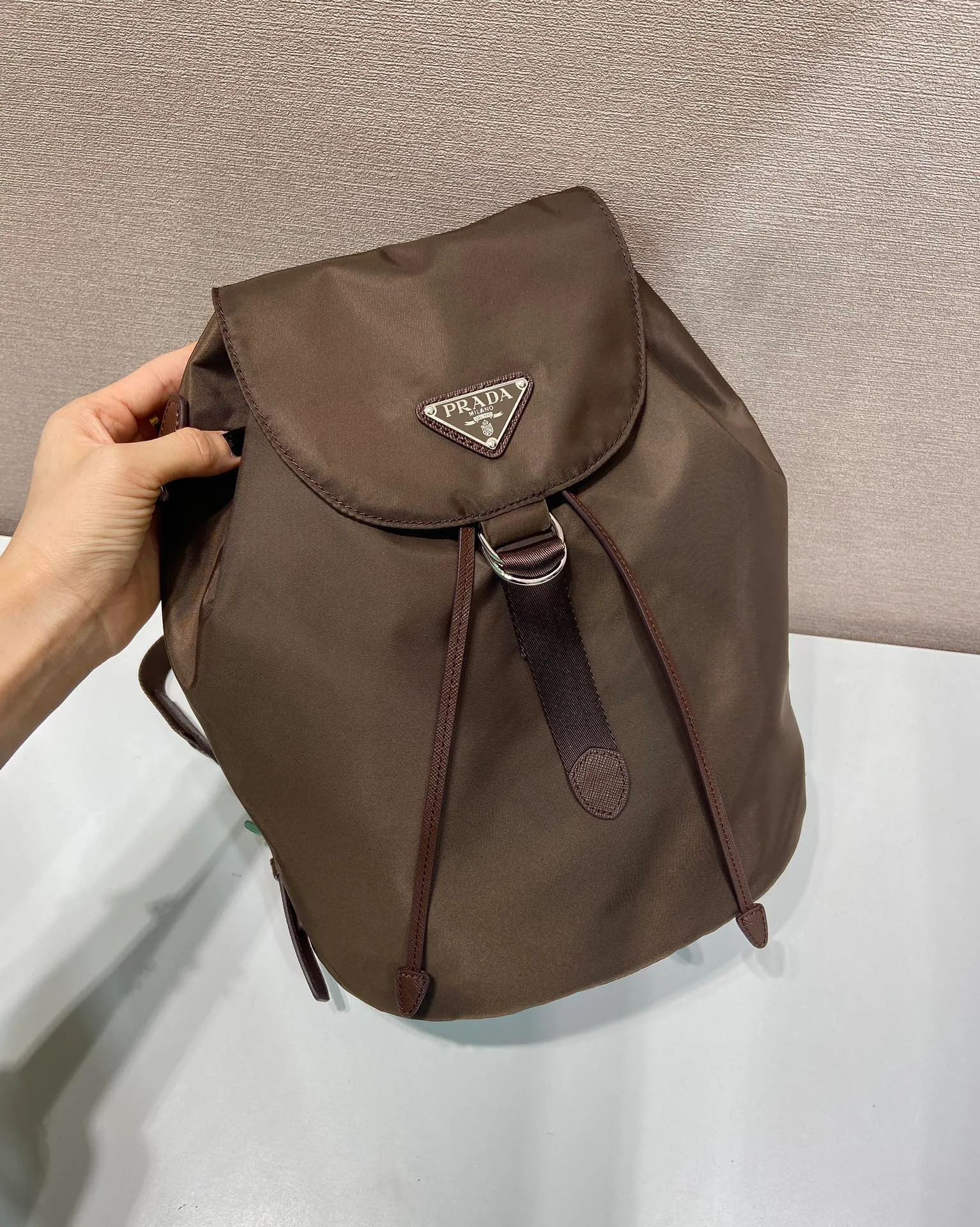 💰1120🎉New product🎉1BZ0197 backpack🎉🎉 This backpack is made of imported nylon fabric and cross-grain cowhide. The only backpack does not have a portable design. It is very unique and has a casual flavor. It has a large capacity and space. The upper body effect is light, fashionable and practical. It is also a popular style that will never go out of style🎉🎉Babies, hurry up and get it🎉🎉 Length 25x Height 35x Bottom 15cm🎉🎉🎉💰💰💰