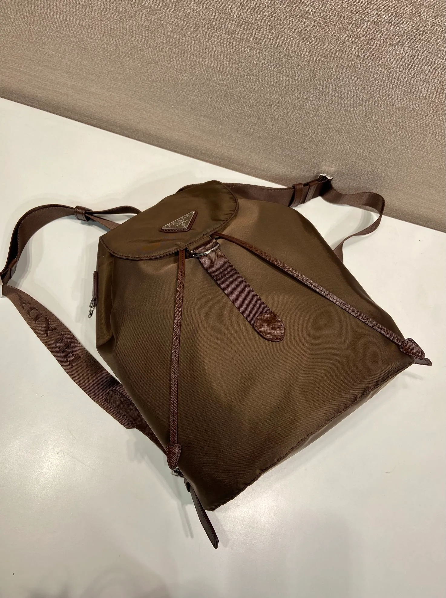 💰1120🎉New product🎉1BZ0197 backpack🎉🎉 This backpack is made of imported nylon fabric and cross-grain cowhide. The only backpack does not have a portable design. It is very unique and has a casual flavor. It has a large capacity and space. The upper body effect is light, fashionable and practical. It is also a popular style that will never go out of style🎉🎉Babies, hurry up and get it🎉🎉 Length 25x Height 35x Bottom 15cm🎉🎉🎉💰💰💰