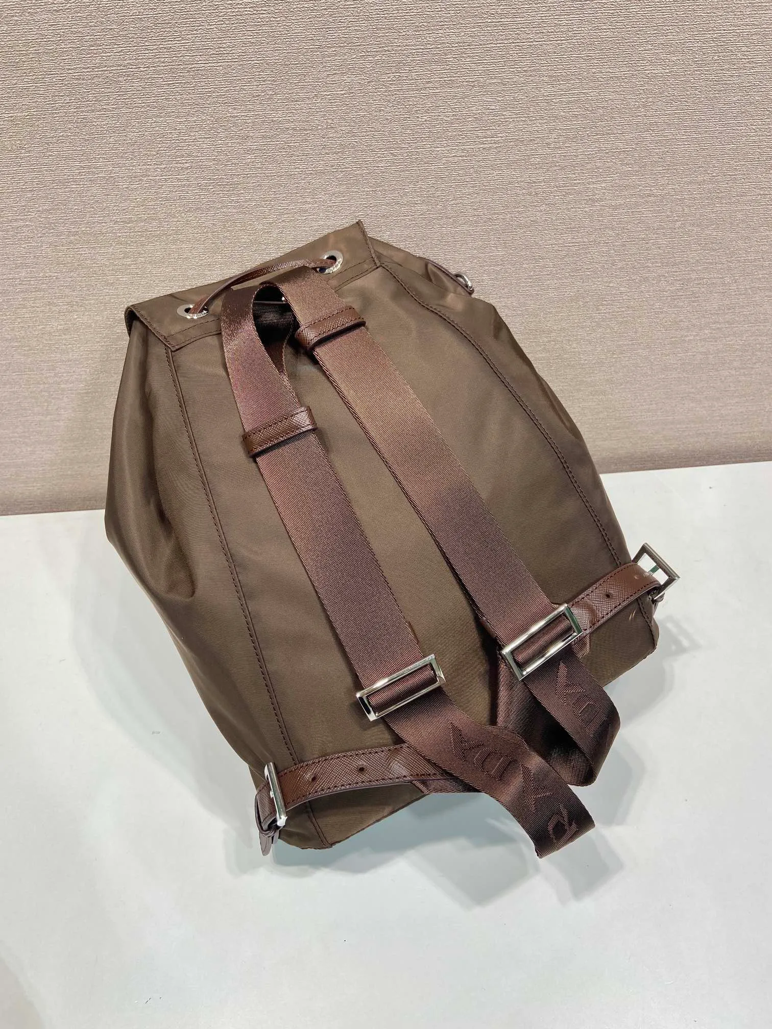 💰1120🎉New product🎉1BZ0197 backpack🎉🎉 This backpack is made of imported nylon fabric and cross-grain cowhide. The only backpack does not have a portable design. It is very unique and has a casual flavor. It has a large capacity and space. The upper body effect is light, fashionable and practical. It is also a popular style that will never go out of style🎉🎉Babies, hurry up and get it🎉🎉 Length 25x Height 35x Bottom 15cm🎉🎉🎉💰💰💰