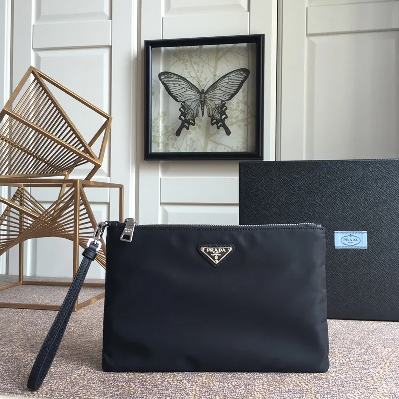 💰560, new style👏👏👏2NH006 triangle mark. Made of imported nylon material/cowhide, complex cowhide color-blocking letters, six card slots in the inner pocket, nylon lining, removable leather wrist strap, polished steel metal accessories👏👏👏165 OEM code, light and fashionable🤗🤗🤗, length 28x height 18cm