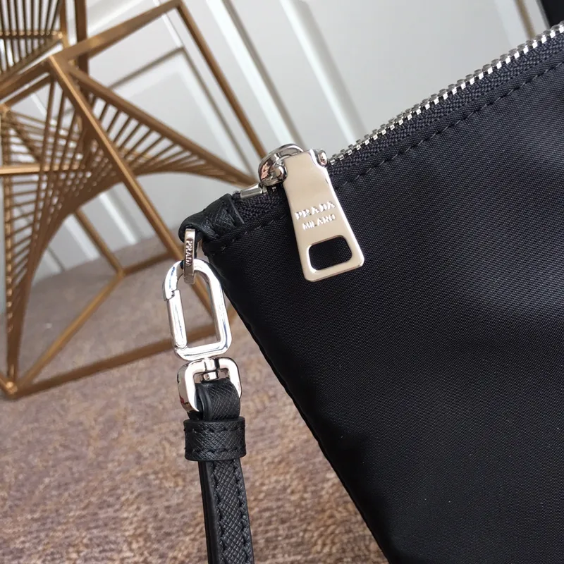 💰560, new style👏👏👏2NH006 triangle mark. Made of imported nylon material/cowhide, complex cowhide color-blocking letters, six card slots in the inner pocket, nylon lining, removable leather wrist strap, polished steel metal accessories👏👏👏165 OEM code, light and fashionable🤗🤗🤗, length 28x height 18cm