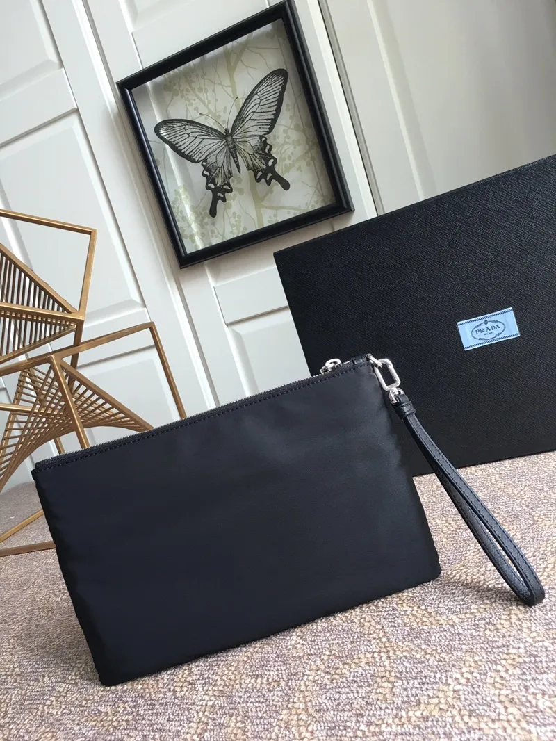 💰560, new style👏👏👏2NH006 triangle mark. Made of imported nylon material/cowhide, complex cowhide color-blocking letters, six card slots in the inner pocket, nylon lining, removable leather wrist strap, polished steel metal accessories👏👏👏165 OEM code, light and fashionable🤗🤗🤗, length 28x height 18cm