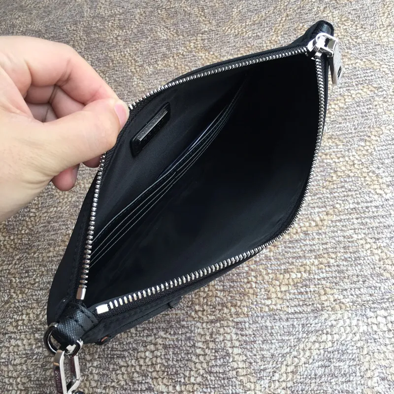 💰560, new style👏👏👏2NH006 triangle mark. Made of imported nylon material/cowhide, complex cowhide color-blocking letters, six card slots in the inner pocket, nylon lining, removable leather wrist strap, polished steel metal accessories👏👏👏165 OEM code, light and fashionable🤗🤗🤗, length 28x height 18cm