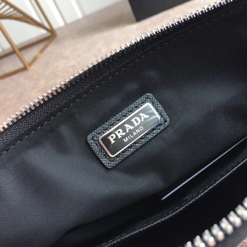 💰560, new style👏👏👏2NH006 triangle mark. Made of imported nylon material/cowhide, complex cowhide color-blocking letters, six card slots in the inner pocket, nylon lining, removable leather wrist strap, polished steel metal accessories👏👏👏165 OEM code, light and fashionable🤗🤗🤗, length 28x height 18cm