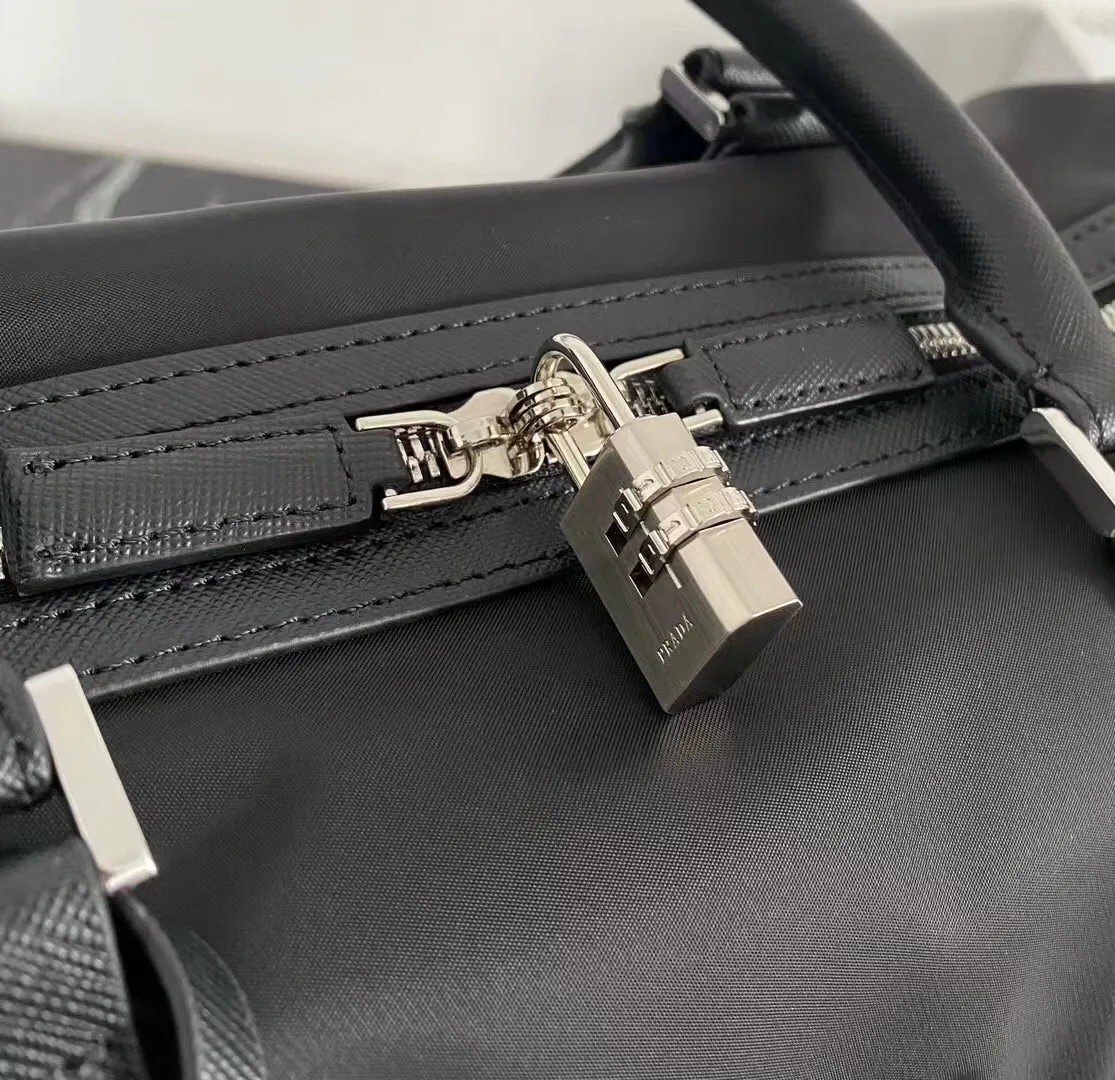 P800¥🔆Classic travel bag🔆1V19S🤙🤙Made of imported parachute fabric👏🏻👏🏻, top-grade hardware🤙🤙This classic travel bag is full of modern design, a timeless classic, and the body of the bag is decorated with the iconic triangular metal logo. Lightweight and practical, a must-have for travel👏🏻👏🏻Length 48x Height 26x Bottom 16.5cm🤙🤙🤙