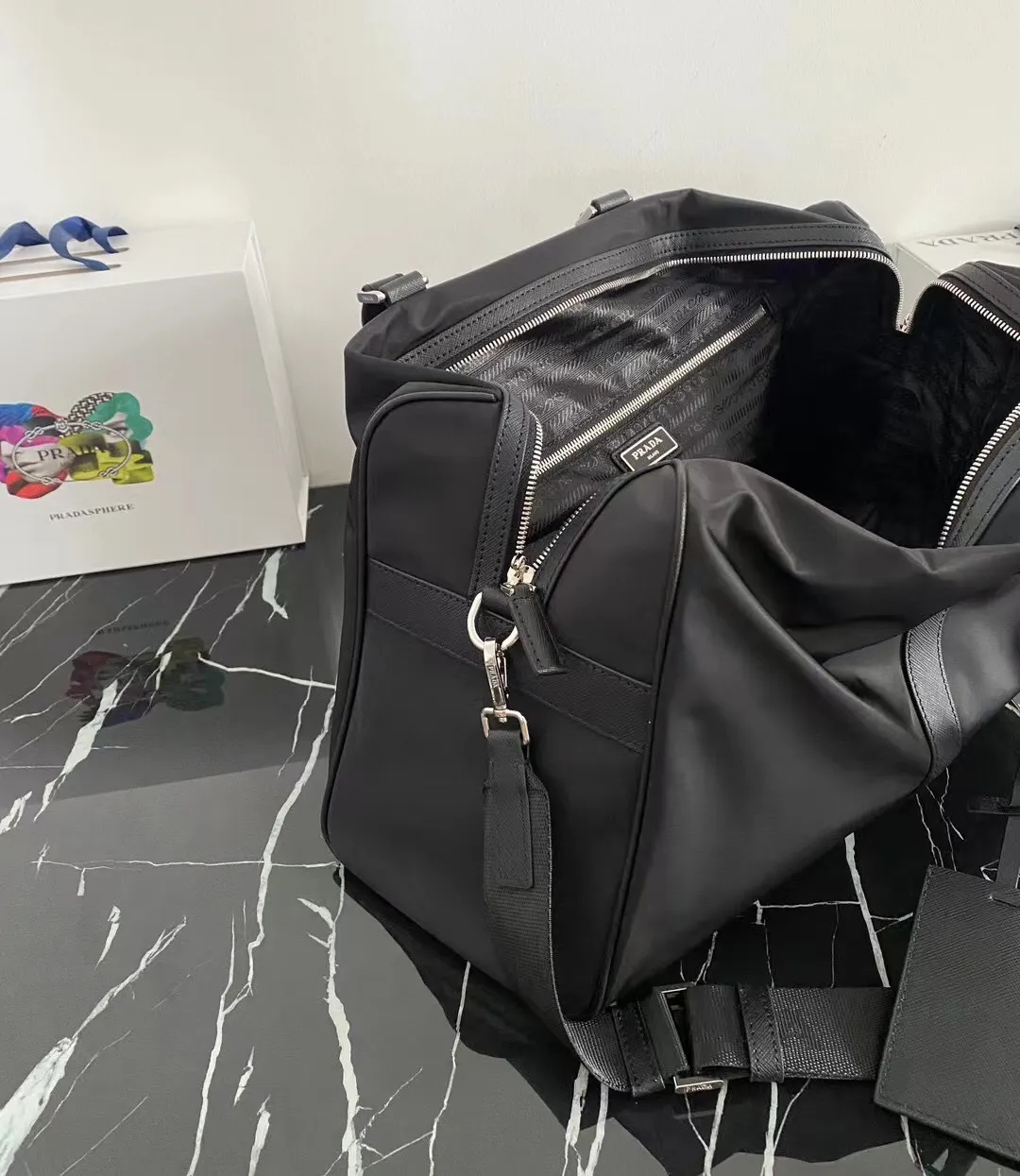 P800¥🔆Classic travel bag🔆1V19S🤙🤙Made of imported parachute fabric👏🏻👏🏻, top-grade hardware🤙🤙This classic travel bag is full of modern design, a timeless classic, and the body of the bag is decorated with the iconic triangular metal logo. Lightweight and practical, a must-have for travel👏🏻👏🏻Length 48x Height 26x Bottom 16.5cm🤙🤙🤙
