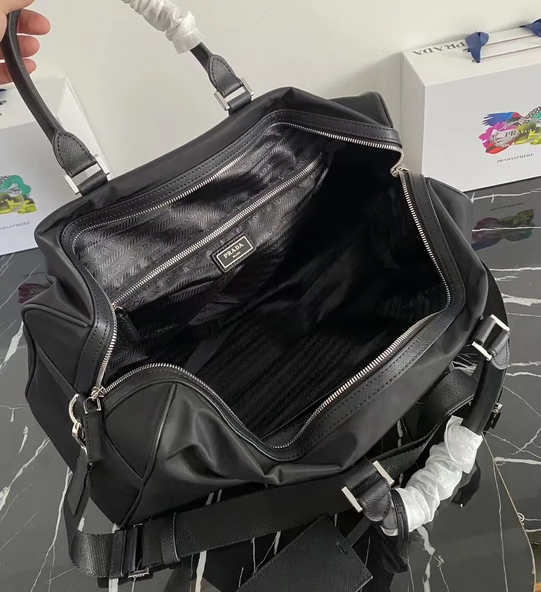P800¥🔆Classic travel bag🔆1V19S🤙🤙Made of imported parachute fabric👏🏻👏🏻, top-grade hardware🤙🤙This classic travel bag is full of modern design, a timeless classic, and the body of the bag is decorated with the iconic triangular metal logo. Lightweight and practical, a must-have for travel👏🏻👏🏻Length 48x Height 26x Bottom 16.5cm🤙🤙🤙
