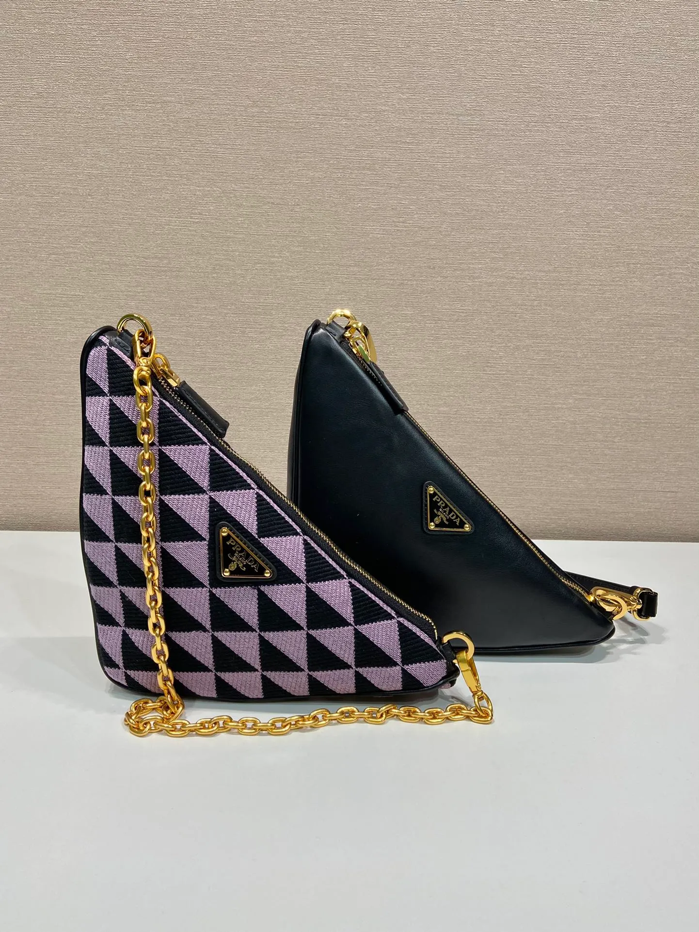 💰1580🎉New twin bag🎉1BC176🎉🎉 This twin bag is designed with imported calfskin and embroidered fabric materials. It is composed of 2 triangular bags of different materials. It is very unique and can be disassembled as a hand carry or crossbody. Different combinations for different occasions. It's perfect😘😘It has a large capacity, hurry up and get it🎉🎉 One size: bag length 23x height 25x bottom 5cm🎉🎉🎉👏👏
