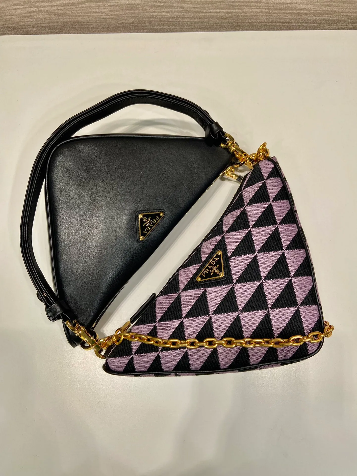💰1580🎉New twin bag🎉1BC176🎉🎉 This twin bag is designed with imported calfskin and embroidered fabric materials. It is composed of 2 triangular bags of different materials. It is very unique and can be disassembled as a hand carry or crossbody. Different combinations for different occasions. It's perfect😘😘It has a large capacity, hurry up and get it🎉🎉 One size: bag length 23x height 25x bottom 5cm🎉🎉🎉👏👏