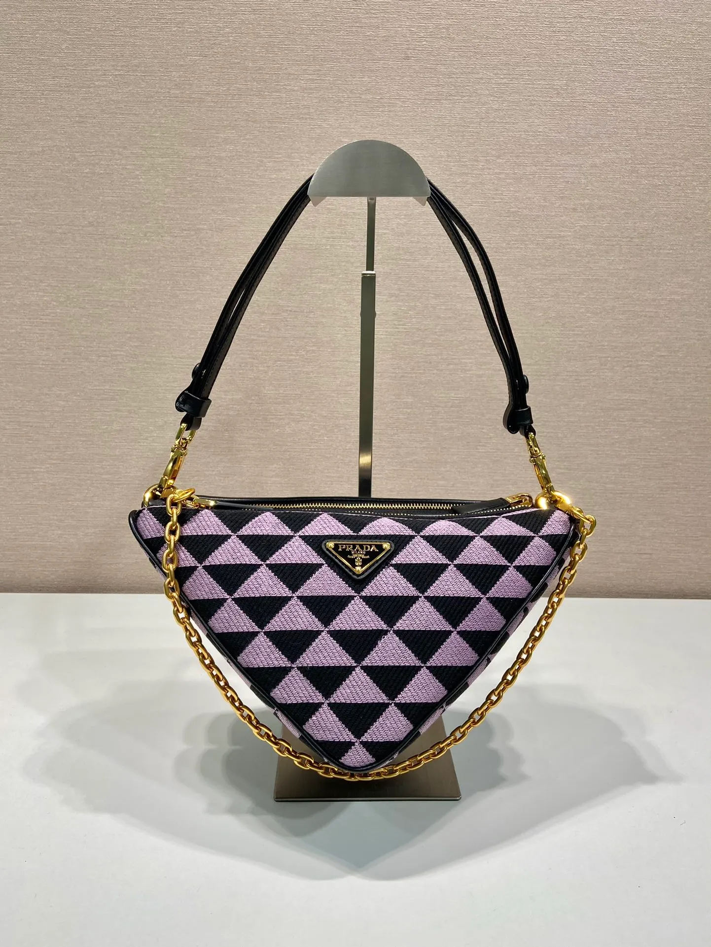 💰1580🎉New twin bag🎉1BC176🎉🎉 This twin bag is designed with imported calfskin and embroidered fabric materials. It is composed of 2 triangular bags of different materials. It is very unique and can be disassembled as a hand carry or crossbody. Different combinations for different occasions. It's perfect😘😘It has a large capacity, hurry up and get it🎉🎉 One size: bag length 23x height 25x bottom 5cm🎉🎉🎉👏👏