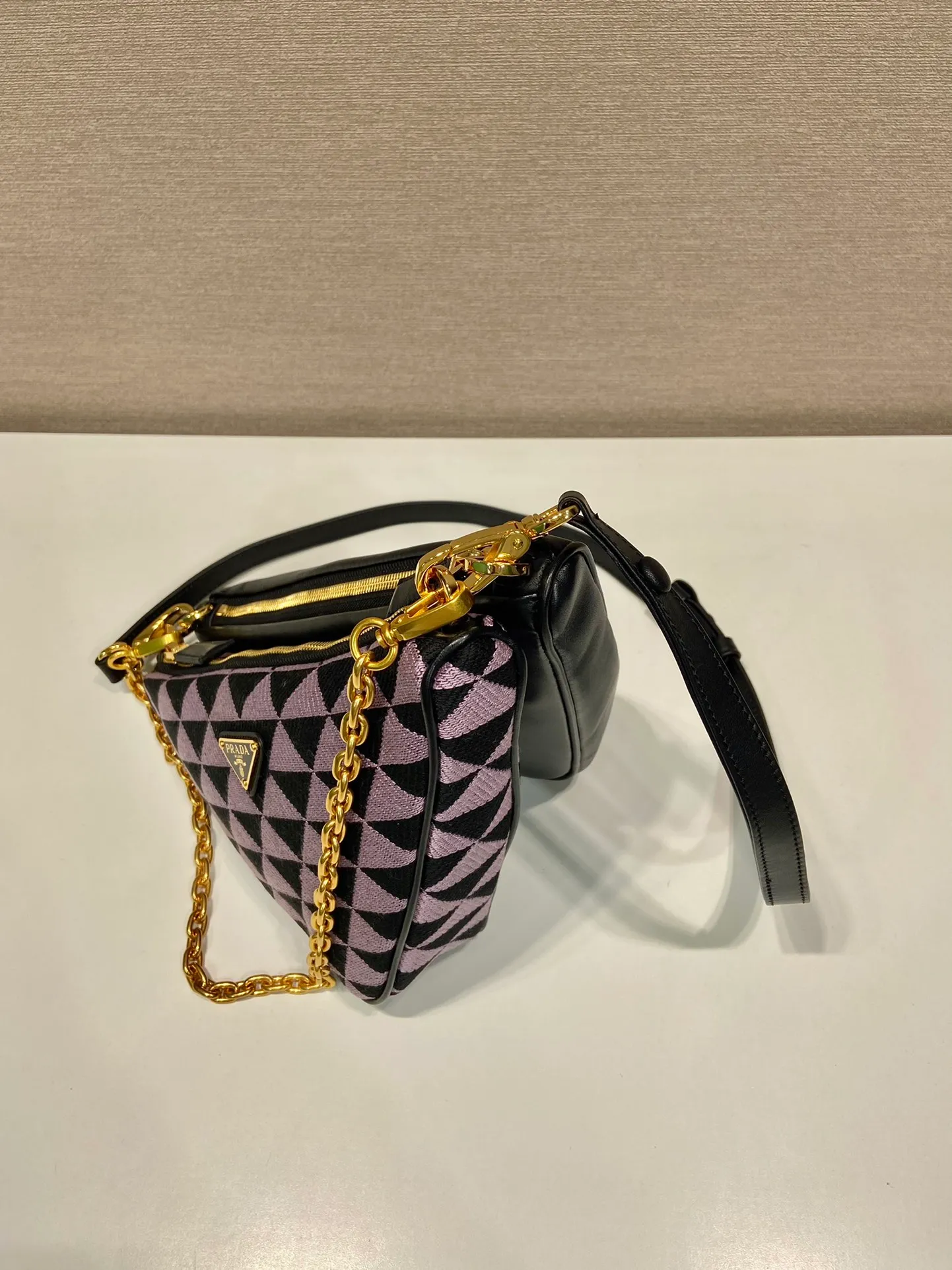 💰1580🎉New twin bag🎉1BC176🎉🎉 This twin bag is designed with imported calfskin and embroidered fabric materials. It is composed of 2 triangular bags of different materials. It is very unique and can be disassembled as a hand carry or crossbody. Different combinations for different occasions. It's perfect😘😘It has a large capacity, hurry up and get it🎉🎉 One size: bag length 23x height 25x bottom 5cm🎉🎉🎉👏👏