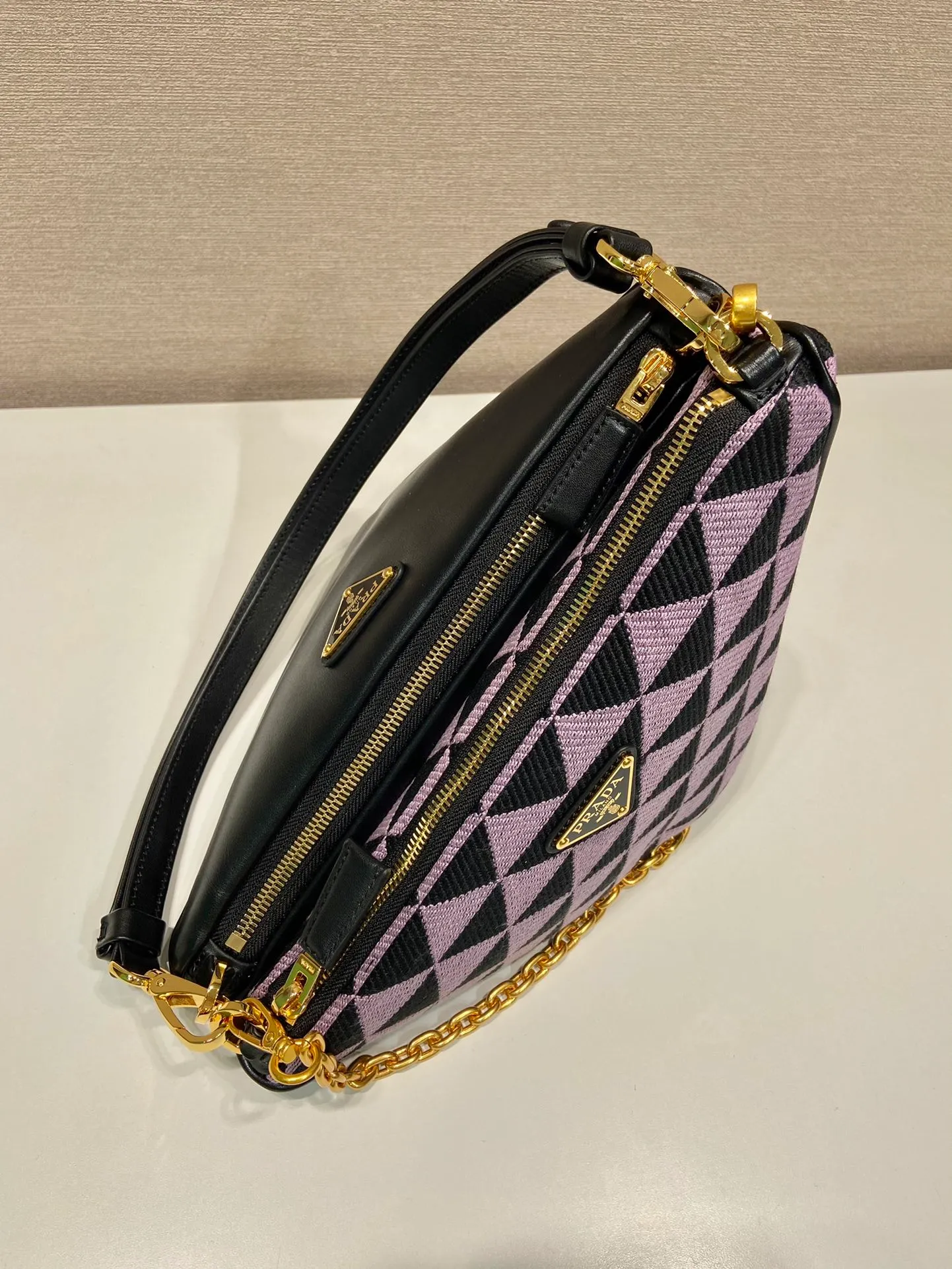 💰1580🎉New twin bag🎉1BC176🎉🎉 This twin bag is designed with imported calfskin and embroidered fabric materials. It is composed of 2 triangular bags of different materials. It is very unique and can be disassembled as a hand carry or crossbody. Different combinations for different occasions. It's perfect😘😘It has a large capacity, hurry up and get it🎉🎉 One size: bag length 23x height 25x bottom 5cm🎉🎉🎉👏👏