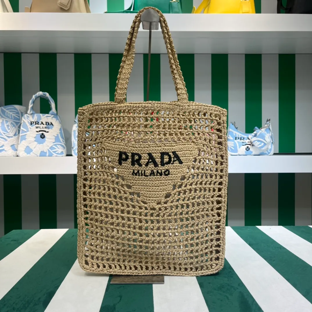 💰1160 Raffia Upgraded Version/Apricot Color🙊 𝗣𝗿'𝗮𝗱𝗮Raffia Fiber Tote Bag Made of high-quality imported raffia🌿 Purely handmade! Every craftsman makes it with care and crochets it stitch by stitch! How can summer outings, picnics, and photo shoots be complete without a beautiful, lightweight and chic straw bag? 393 Size: 36×4×38cm