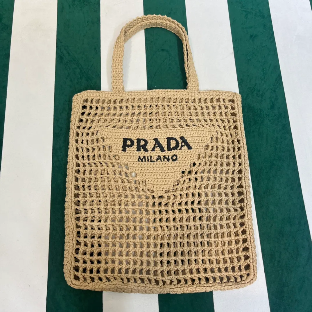 💰1160 Raffia Upgraded Version/Apricot Color🙊 𝗣𝗿'𝗮𝗱𝗮Raffia Fiber Tote Bag Made of high-quality imported raffia🌿 Purely handmade! Every craftsman makes it with care and crochets it stitch by stitch! How can summer outings, picnics, and photo shoots be complete without a beautiful, lightweight and chic straw bag? 393 Size: 36×4×38cm