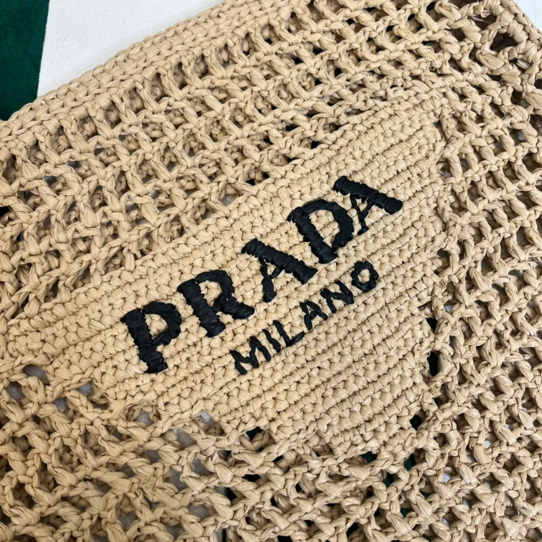 💰1160 Raffia Upgraded Version/Apricot Color🙊 𝗣𝗿'𝗮𝗱𝗮Raffia Fiber Tote Bag Made of high-quality imported raffia🌿 Purely handmade! Every craftsman makes it with care and crochets it stitch by stitch! How can summer outings, picnics, and photo shoots be complete without a beautiful, lightweight and chic straw bag? 393 Size: 36×4×38cm