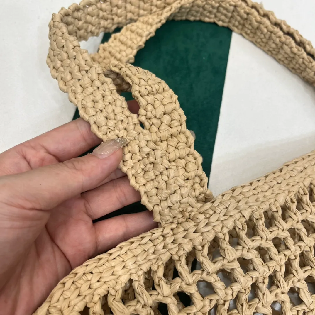 💰1160 Raffia Upgraded Version/Apricot Color🙊 𝗣𝗿'𝗮𝗱𝗮Raffia Fiber Tote Bag Made of high-quality imported raffia🌿 Purely handmade! Every craftsman makes it with care and crochets it stitch by stitch! How can summer outings, picnics, and photo shoots be complete without a beautiful, lightweight and chic straw bag? 393 Size: 36×4×38cm
