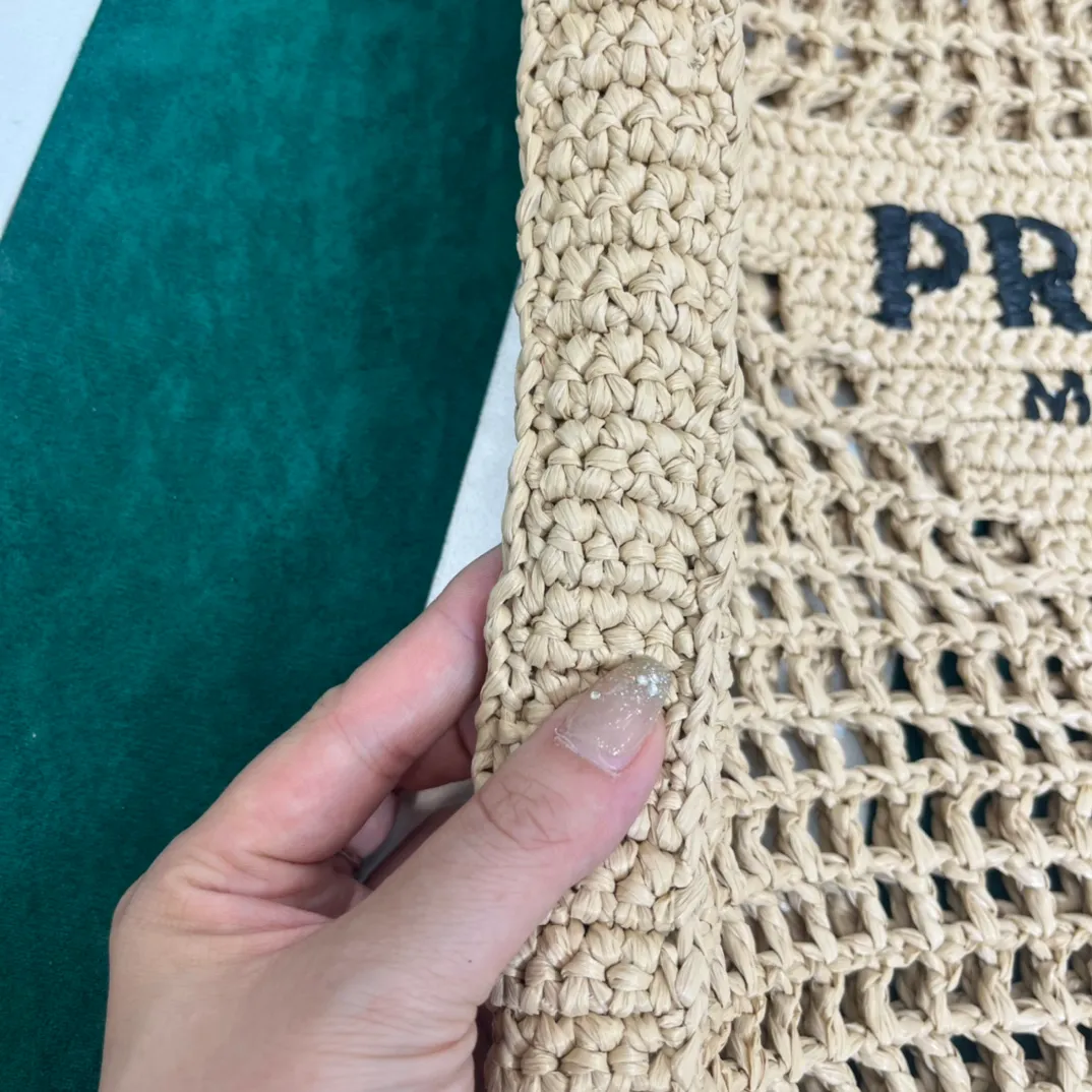💰1160 Raffia Upgraded Version/Apricot Color🙊 𝗣𝗿'𝗮𝗱𝗮Raffia Fiber Tote Bag Made of high-quality imported raffia🌿 Purely handmade! Every craftsman makes it with care and crochets it stitch by stitch! How can summer outings, picnics, and photo shoots be complete without a beautiful, lightweight and chic straw bag? 393 Size: 36×4×38cm