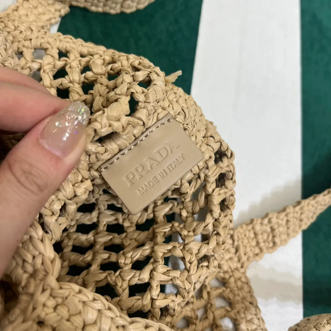 💰1160 Raffia Upgraded Version/Apricot Color🙊 𝗣𝗿'𝗮𝗱𝗮Raffia Fiber Tote Bag Made of high-quality imported raffia🌿 Purely handmade! Every craftsman makes it with care and crochets it stitch by stitch! How can summer outings, picnics, and photo shoots be complete without a beautiful, lightweight and chic straw bag? 393 Size: 36×4×38cm