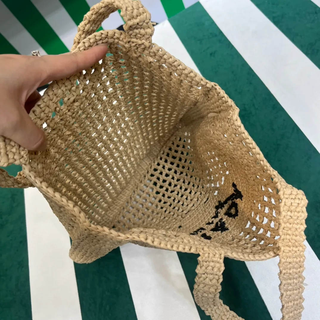 💰1160 Raffia Upgraded Version/Apricot Color🙊 𝗣𝗿'𝗮𝗱𝗮Raffia Fiber Tote Bag Made of high-quality imported raffia🌿 Purely handmade! Every craftsman makes it with care and crochets it stitch by stitch! How can summer outings, picnics, and photo shoots be complete without a beautiful, lightweight and chic straw bag? 393 Size: 36×4×38cm