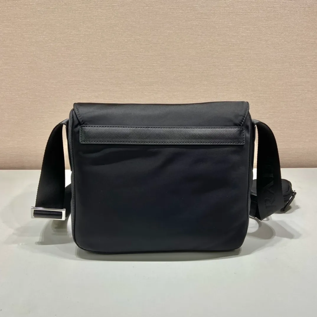 💰1020🎉Upgrade board🎉1BD994B with small bag🎉🎉 This model is made of imported nylon material and Saffiano leather piping, adjustable fabric shoulder straps, stainless steel accessories, upgraded design with a detachable pouch on the shoulder strap, triangular enamel logo plate, zipper and buckle closure, two outer pockets, one of which is a flap zipper bag, two inner pockets, 165 OEM code, lightweight and practical👏🏻👏🏻Unisex style🙊🙊 Length 25 height 22 bottom 10cm🤙🤙🤙💰
