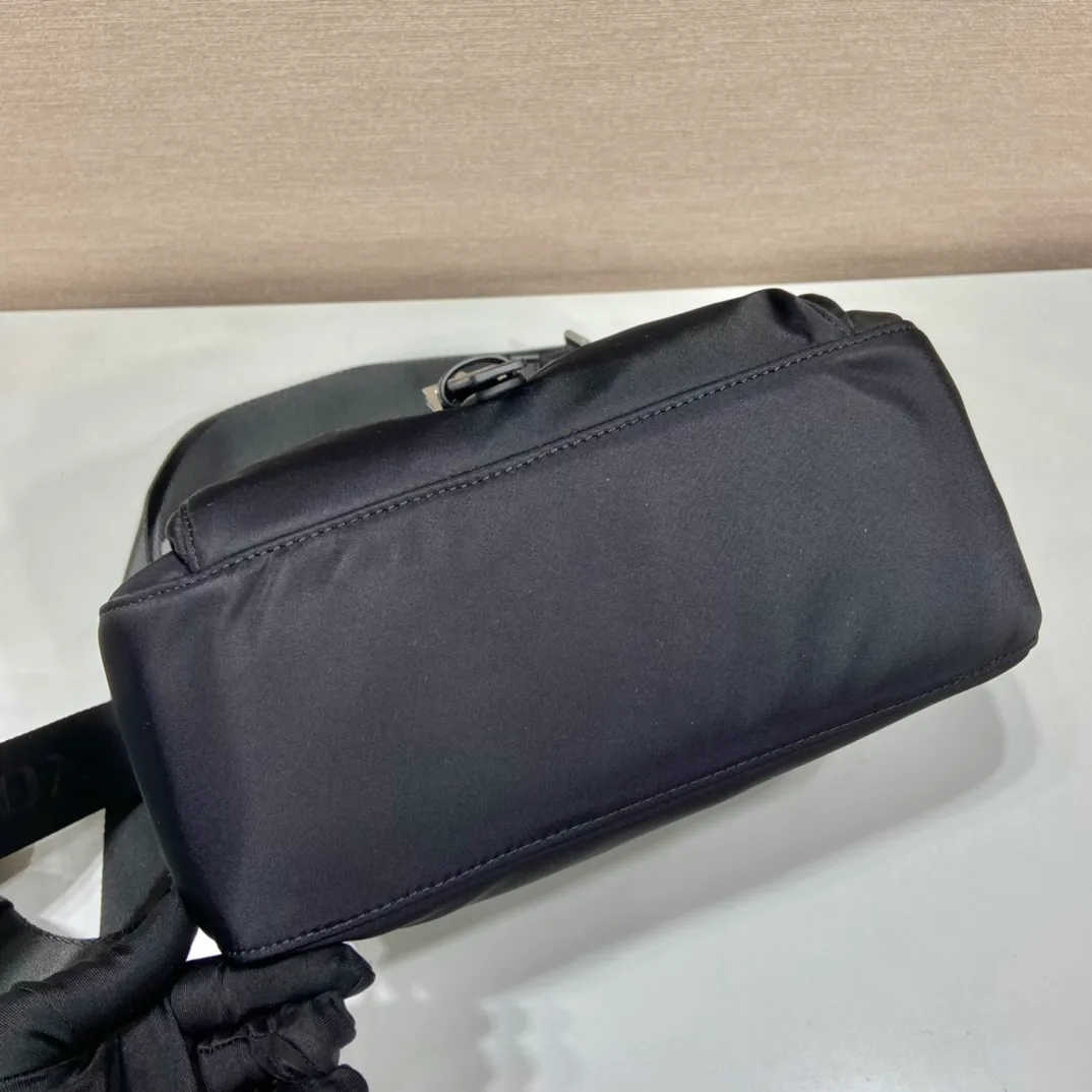 💰1020🎉Upgrade board🎉1BD994B with small bag🎉🎉 This model is made of imported nylon material and Saffiano leather piping, adjustable fabric shoulder straps, stainless steel accessories, upgraded design with a detachable pouch on the shoulder strap, triangular enamel logo plate, zipper and buckle closure, two outer pockets, one of which is a flap zipper bag, two inner pockets, 165 OEM code, lightweight and practical👏🏻👏🏻Unisex style🙊🙊 Length 25 height 22 bottom 10cm🤙🤙🤙💰