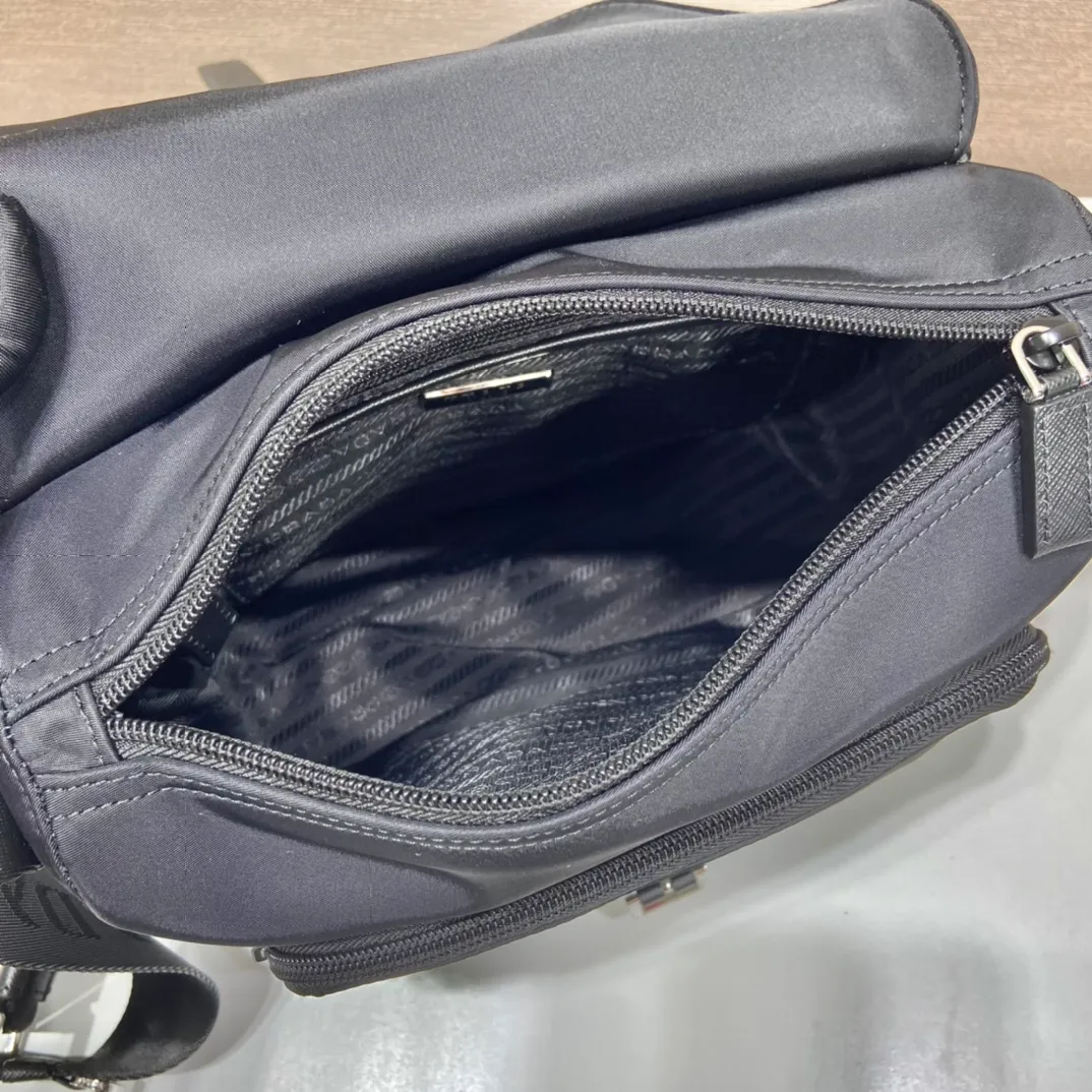 💰1020🎉Upgrade board🎉1BD994B with small bag🎉🎉 This model is made of imported nylon material and Saffiano leather piping, adjustable fabric shoulder straps, stainless steel accessories, upgraded design with a detachable pouch on the shoulder strap, triangular enamel logo plate, zipper and buckle closure, two outer pockets, one of which is a flap zipper bag, two inner pockets, 165 OEM code, lightweight and practical👏🏻👏🏻Unisex style🙊🙊 Length 25 height 22 bottom 10cm🤙🤙🤙💰