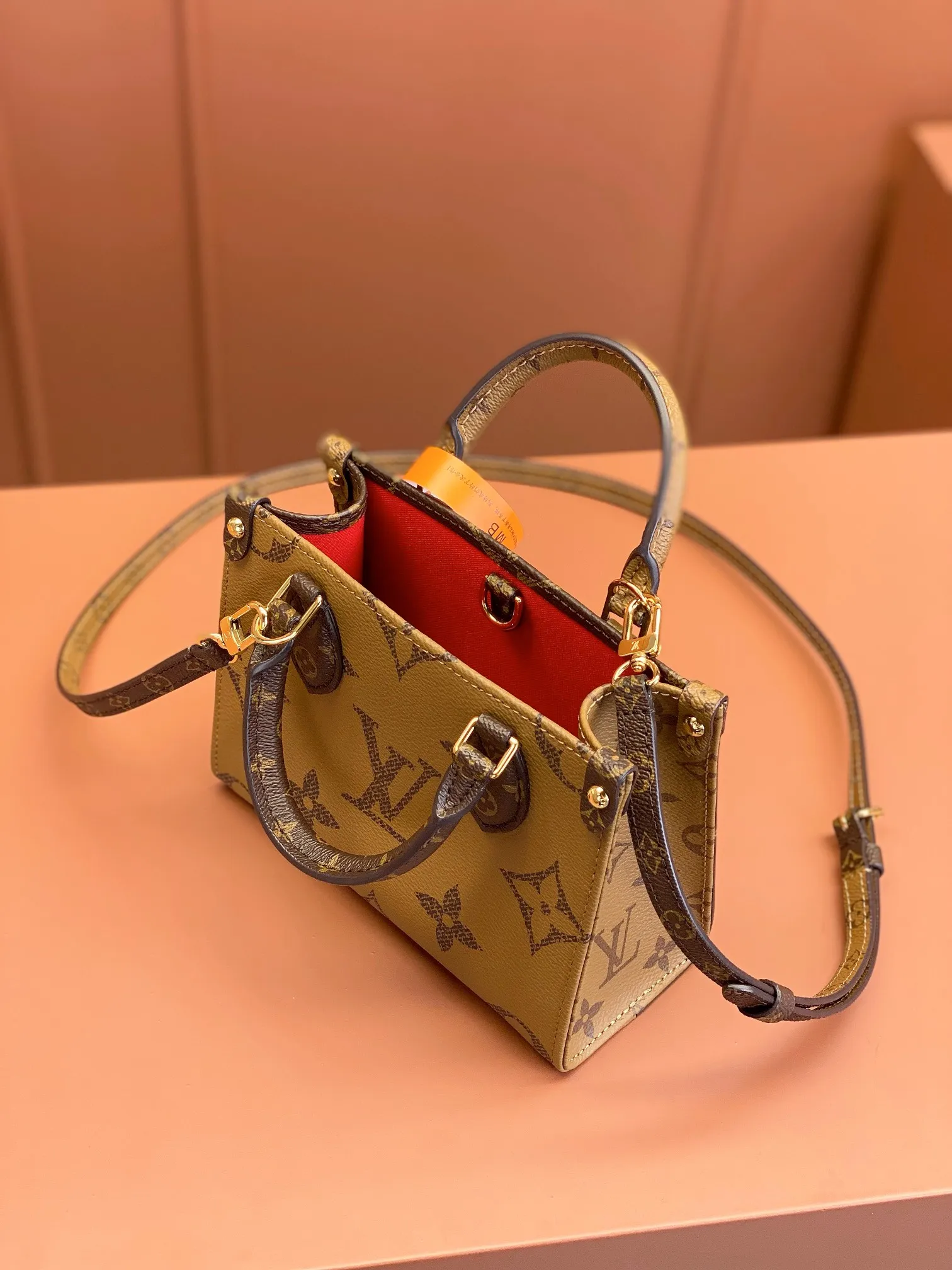 P¥940, ONTHEGO BB handbag [100% MB special grade all-steel 163C01 chip version original leather] Model: M46839 Material: A-grade all-steel hardware, imported original fabric Size: 18x15x8.5cm