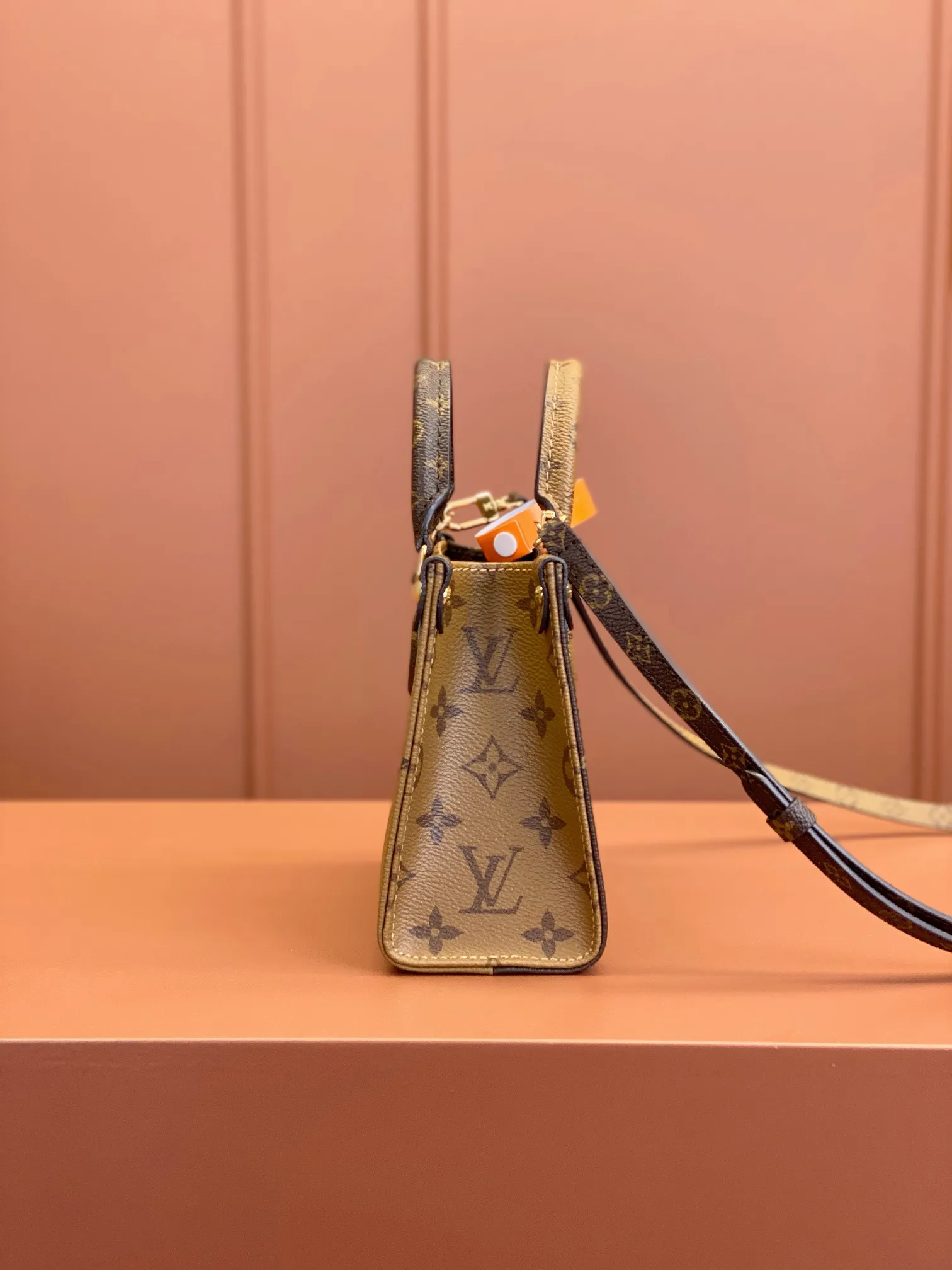 P¥940, ONTHEGO BB handbag [100% MB special grade all-steel 163C01 chip version original leather] Model: M46839 Material: A-grade all-steel hardware, imported original fabric Size: 18x15x8.5cm