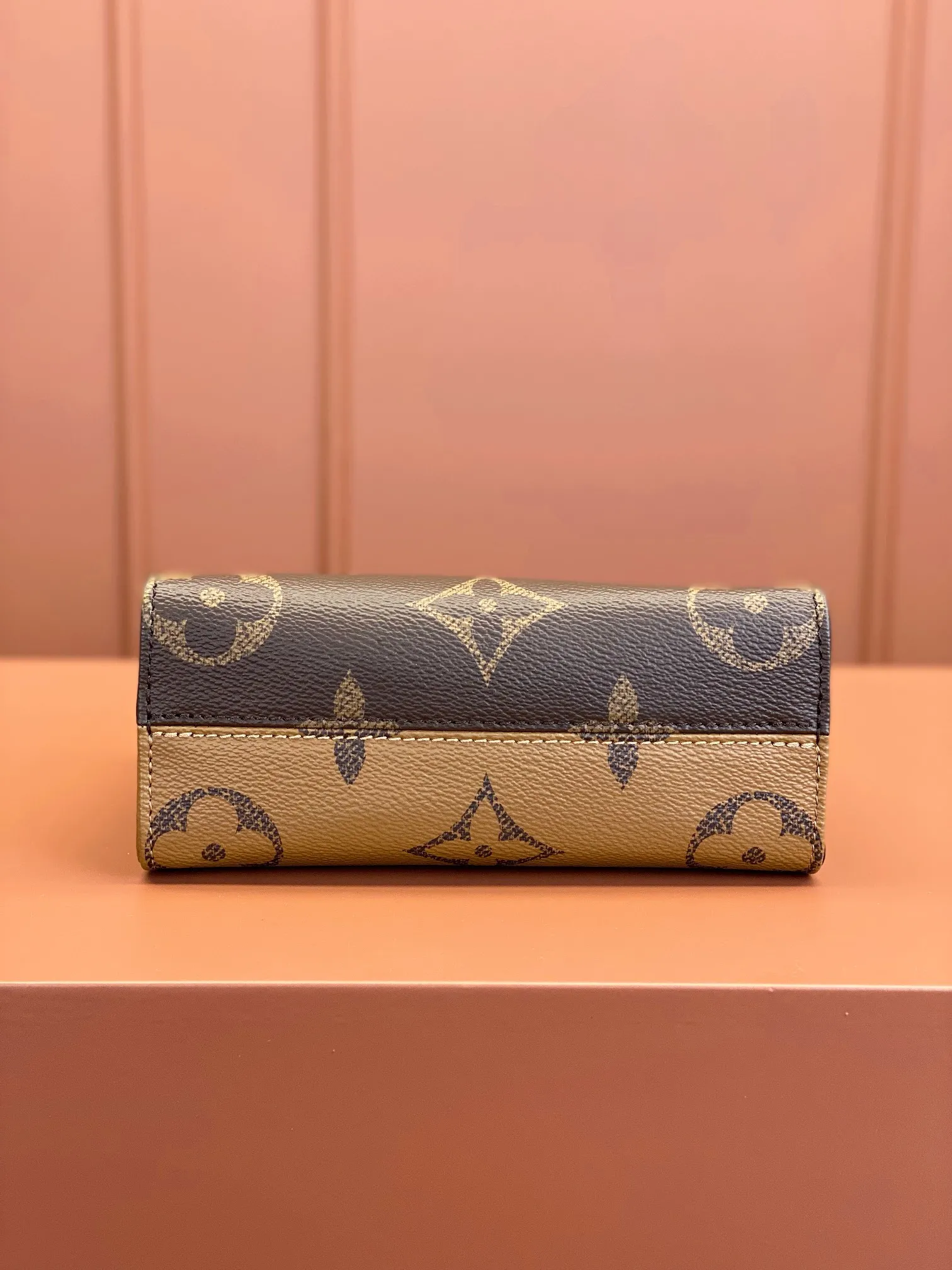 P¥940, ONTHEGO BB handbag [100% MB special grade all-steel 163C01 chip version original leather] Model: M46839 Material: A-grade all-steel hardware, imported original fabric Size: 18x15x8.5cm
