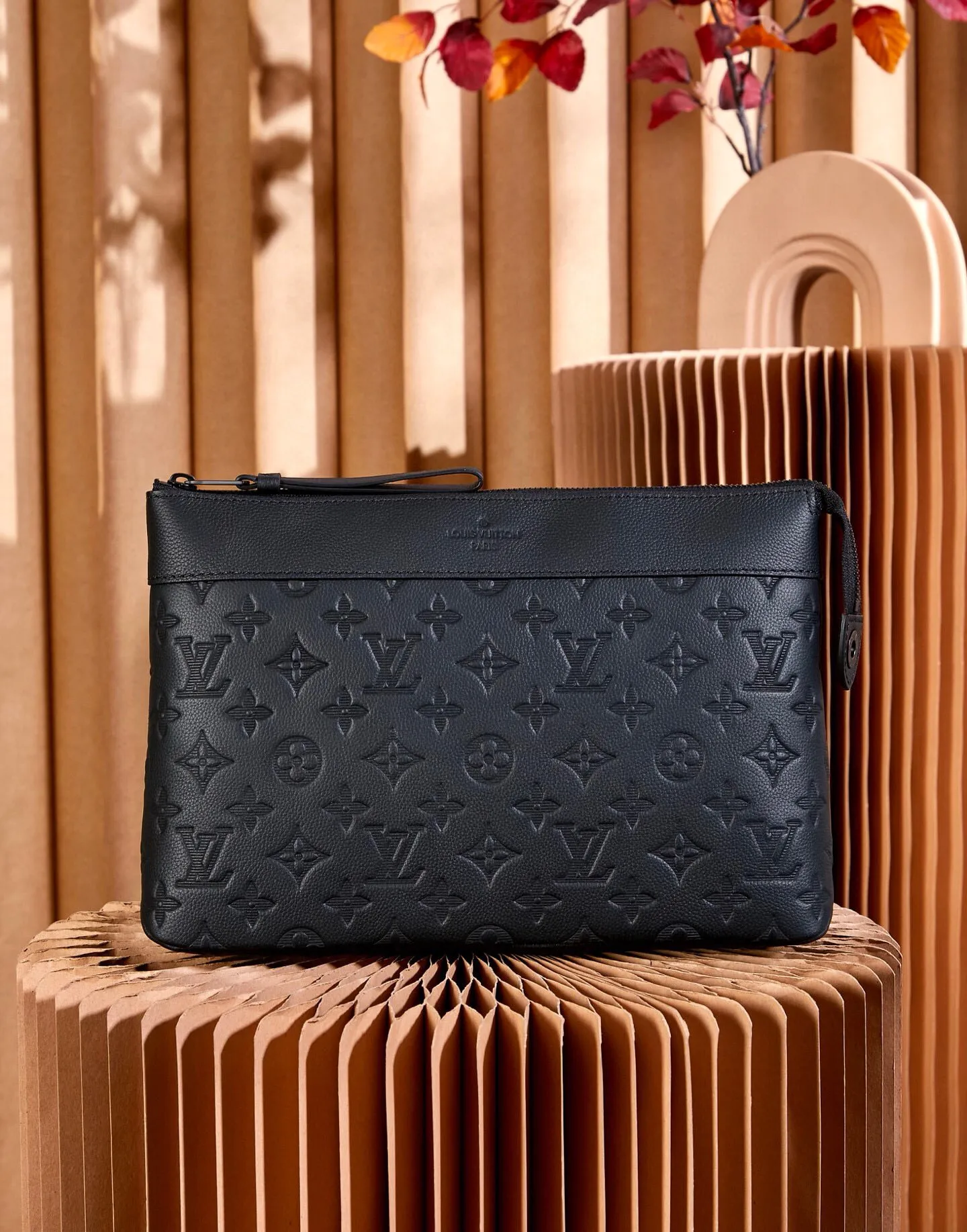 P¥540👉nfc dynamic chip version👈【Top inspection-free all-steel hardware】M82545 black leather embossed POCHETTE VOYAGE SOUPLE clutch Pochette Voyage SOUPLE clutch bag is made of soft Monogram Eclipse coated canvas, with rounded strokes to outline the classic Pochette Voyage clutch bag lines, bringing a comfortable travel experience. M82543 Full leather embossed, black floral black leather, black grid black leather, presbyopic black leather, Pila brand front compartment clutch, small clutch oo [handshake] [handshake] Slim configuration with zipper compartment and magnetic back pocket. Comes in gift box 32 x 21 x 8 cm (length x height x width)