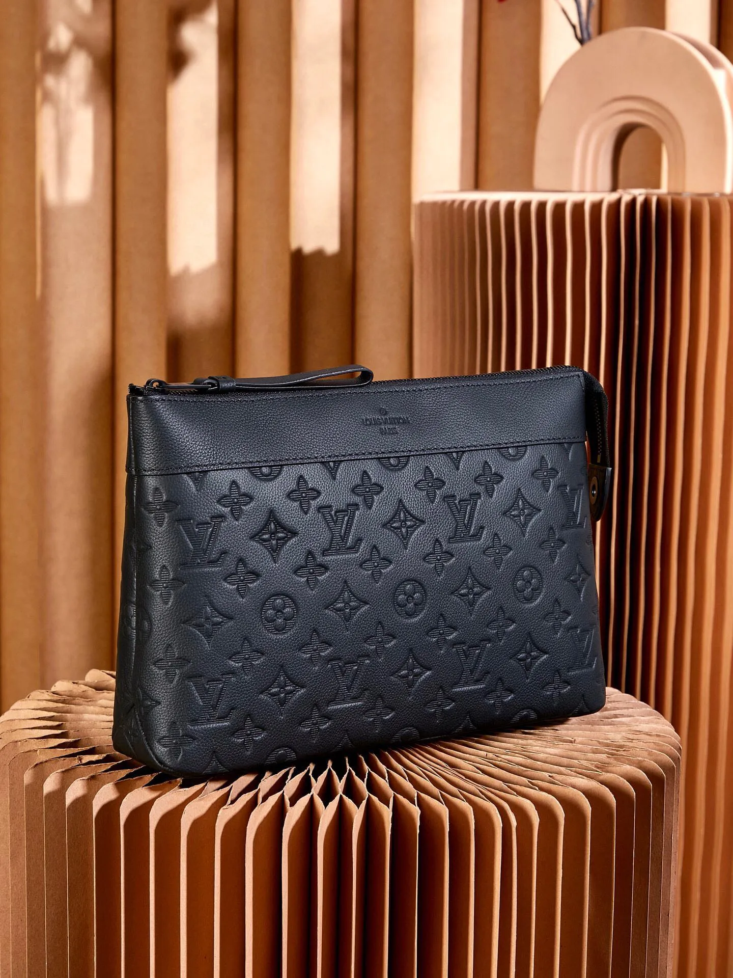P¥540👉nfc dynamic chip version👈【Top inspection-free all-steel hardware】M82545 black leather embossed POCHETTE VOYAGE SOUPLE clutch Pochette Voyage SOUPLE clutch bag is made of soft Monogram Eclipse coated canvas, with rounded strokes to outline the classic Pochette Voyage clutch bag lines, bringing a comfortable travel experience. M82543 Full leather embossed, black floral black leather, black grid black leather, presbyopic black leather, Pila brand front compartment clutch, small clutch oo [handshake] [handshake] Slim configuration with zipper compartment and magnetic back pocket. Comes in gift box 32 x 21 x 8 cm (length x height x width)
