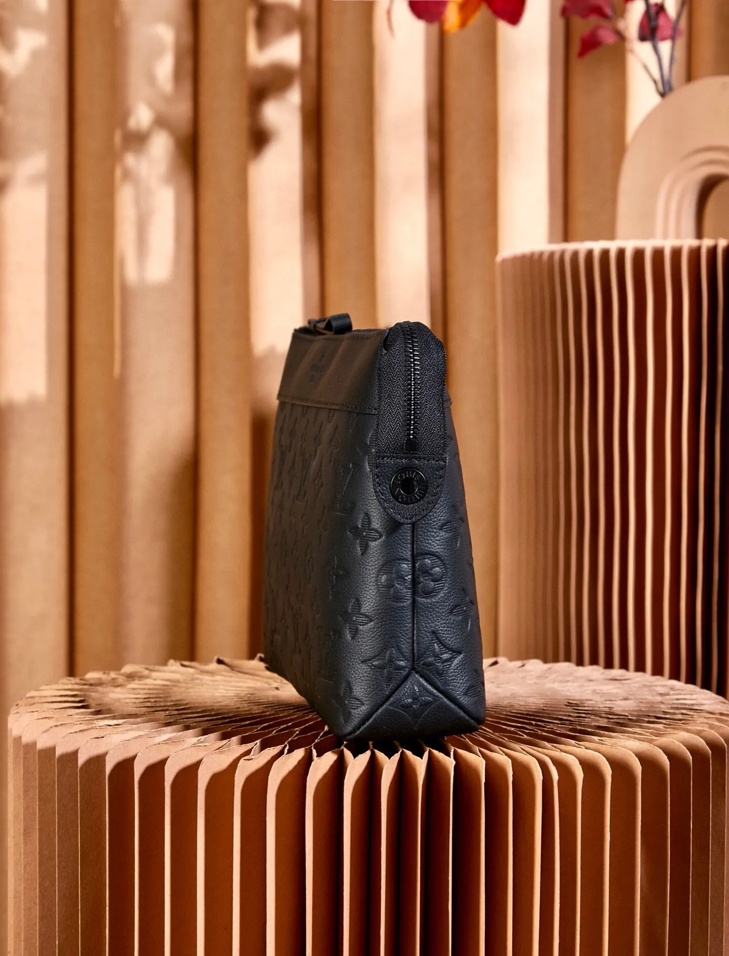 P¥540👉nfc dynamic chip version👈【Top inspection-free all-steel hardware】M82545 black leather embossed POCHETTE VOYAGE SOUPLE clutch Pochette Voyage SOUPLE clutch bag is made of soft Monogram Eclipse coated canvas, with rounded strokes to outline the classic Pochette Voyage clutch bag lines, bringing a comfortable travel experience. M82543 Full leather embossed, black floral black leather, black grid black leather, presbyopic black leather, Pila brand front compartment clutch, small clutch oo [handshake] [handshake] Slim configuration with zipper compartment and magnetic back pocket. Comes in gift box 32 x 21 x 8 cm (length x height x width)