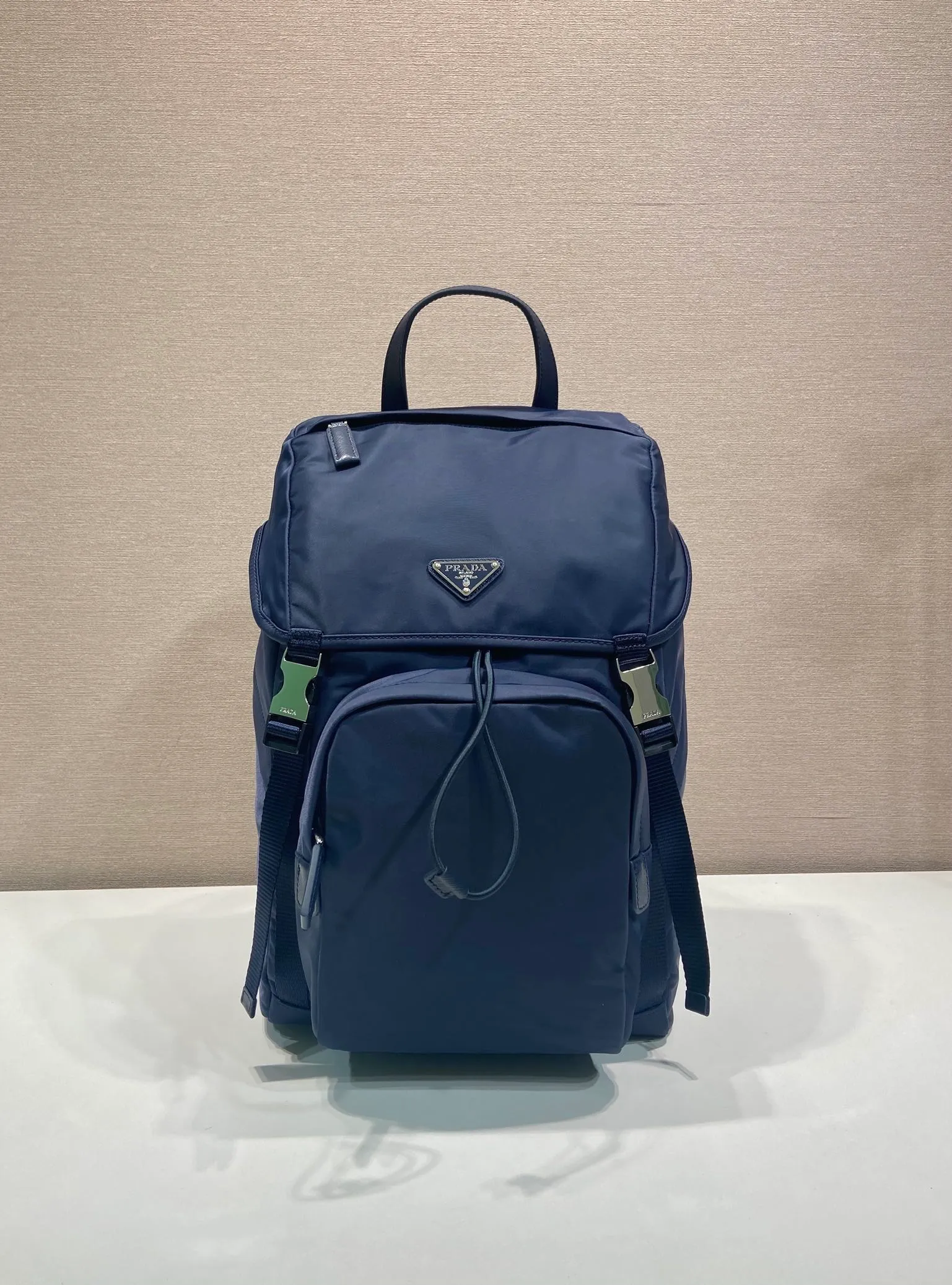 💰1360🎉Exclusive debut🎉2VZ135 Backpack🎉🎉 This nylon backpack is decorated with Saffiano leather trim, using creativity and technology to create a unique style. Premium brushed hardware, multiple pockets and a technical padded back are design features. A new style among classics, fashionable and elegant👍👍Another classic that will never go out of style👏👏 Length 27x Height 45x Bottom 17cm👏👏👏💰💰💰