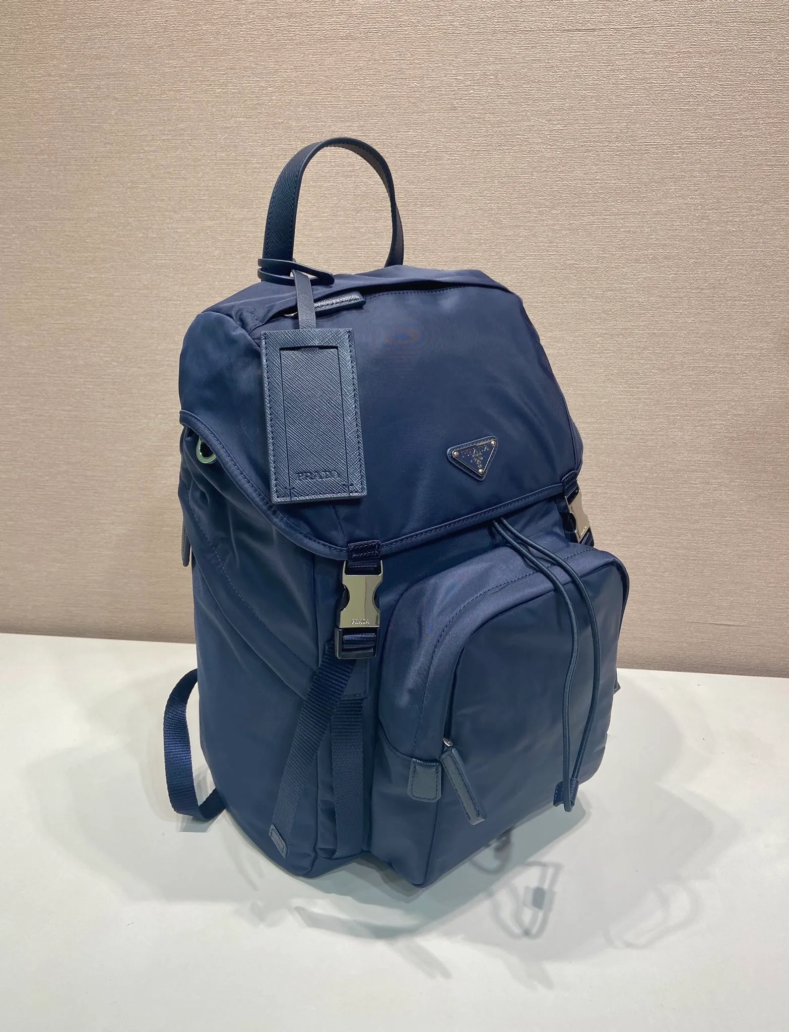 💰1360🎉Exclusive debut🎉2VZ135 Backpack🎉🎉 This nylon backpack is decorated with Saffiano leather trim, using creativity and technology to create a unique style. Premium brushed hardware, multiple pockets and a technical padded back are design features. A new style among classics, fashionable and elegant👍👍Another classic that will never go out of style👏👏 Length 27x Height 45x Bottom 17cm👏👏👏💰💰💰