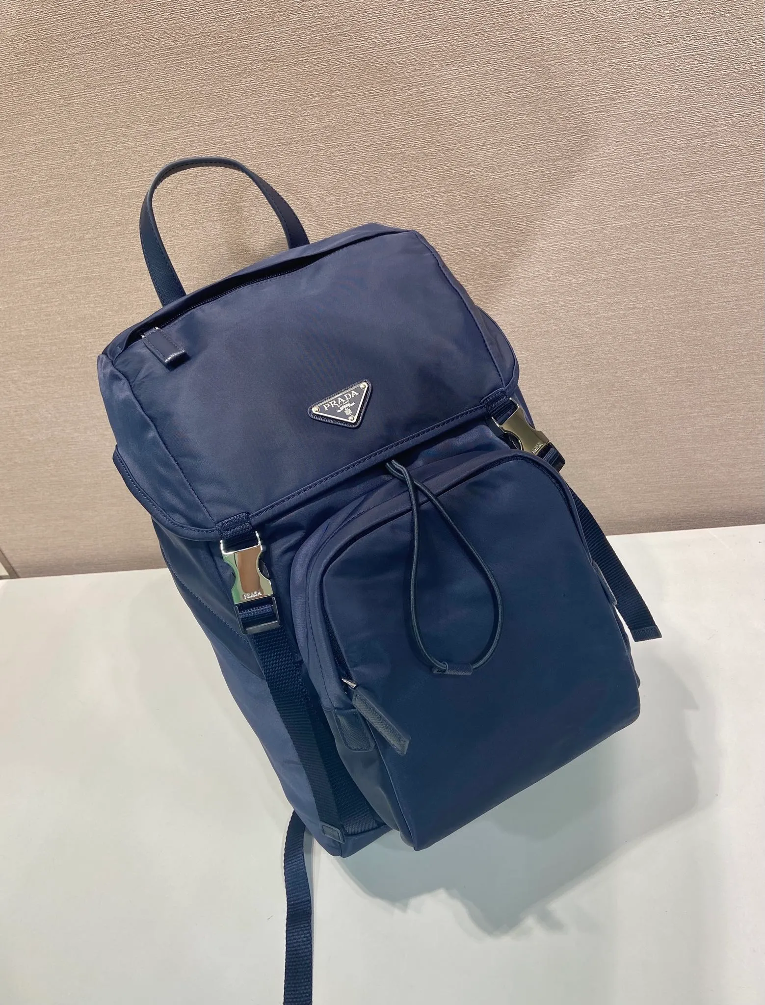 💰1360🎉Exclusive debut🎉2VZ135 Backpack🎉🎉 This nylon backpack is decorated with Saffiano leather trim, using creativity and technology to create a unique style. Premium brushed hardware, multiple pockets and a technical padded back are design features. A new style among classics, fashionable and elegant👍👍Another classic that will never go out of style👏👏 Length 27x Height 45x Bottom 17cm👏👏👏💰💰💰