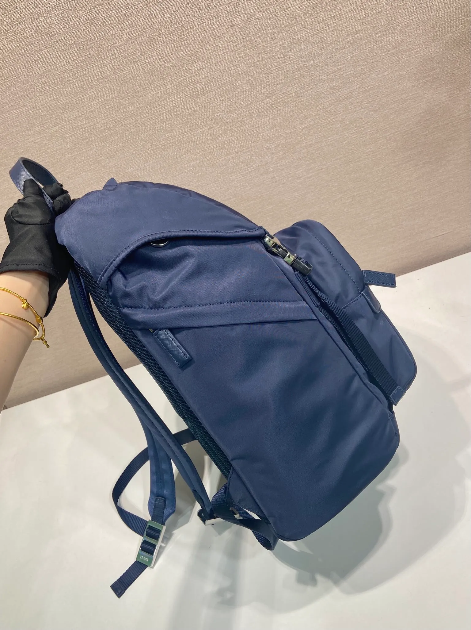 💰1360🎉Exclusive debut🎉2VZ135 Backpack🎉🎉 This nylon backpack is decorated with Saffiano leather trim, using creativity and technology to create a unique style. Premium brushed hardware, multiple pockets and a technical padded back are design features. A new style among classics, fashionable and elegant👍👍Another classic that will never go out of style👏👏 Length 27x Height 45x Bottom 17cm👏👏👏💰💰💰