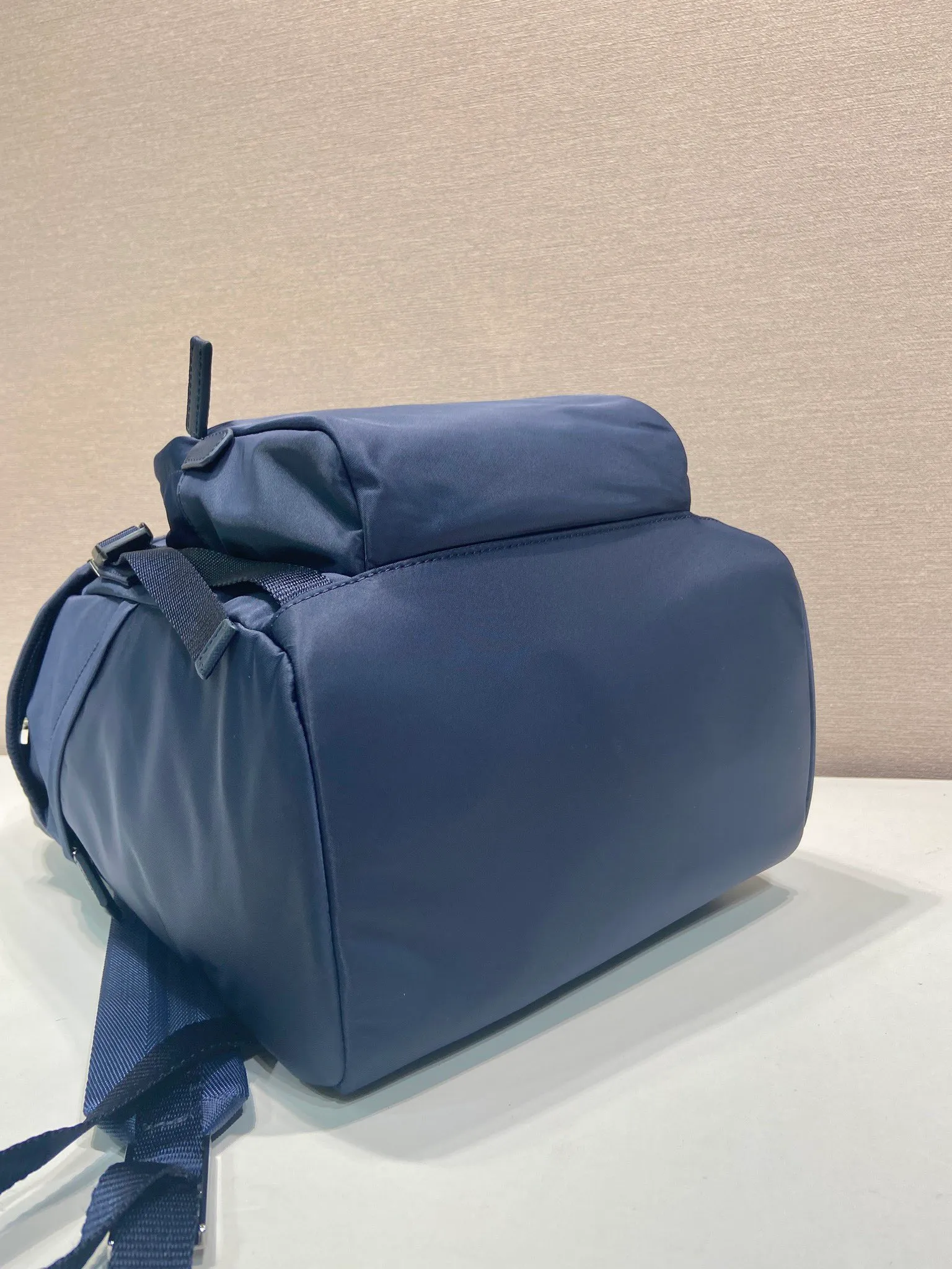 💰1360🎉Exclusive debut🎉2VZ135 Backpack🎉🎉 This nylon backpack is decorated with Saffiano leather trim, using creativity and technology to create a unique style. Premium brushed hardware, multiple pockets and a technical padded back are design features. A new style among classics, fashionable and elegant👍👍Another classic that will never go out of style👏👏 Length 27x Height 45x Bottom 17cm👏👏👏💰💰💰