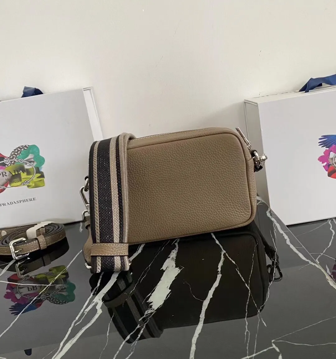 P1160¥ [Top original order] 🎉 New single-pull double shoulder straps 🎉 1BH192 single-layer small size has arrived 🎉 This single-layer double shoulder strap is made of imported deerskin grain cowhide and equipped with two interchangeable and adjustable long shoulder straps. The combination of fabric webbing and cowhide is perfect😘, versatile for mixing and matching different clothes on different occasions😘, large capacity, super soft feel🎉Hurry up and get it🎉Dimensions: length 19x height 12x bottom 6cm